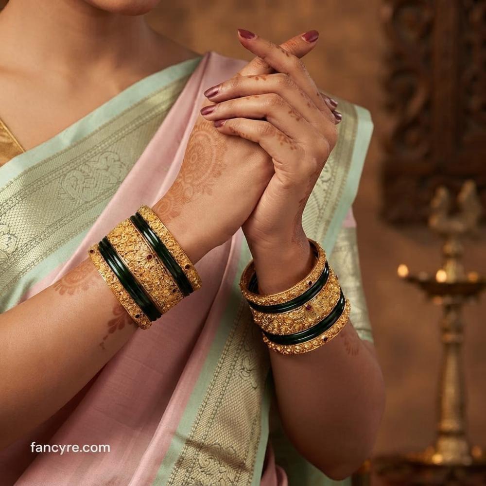 The Udita Antique Goldforming Bangle