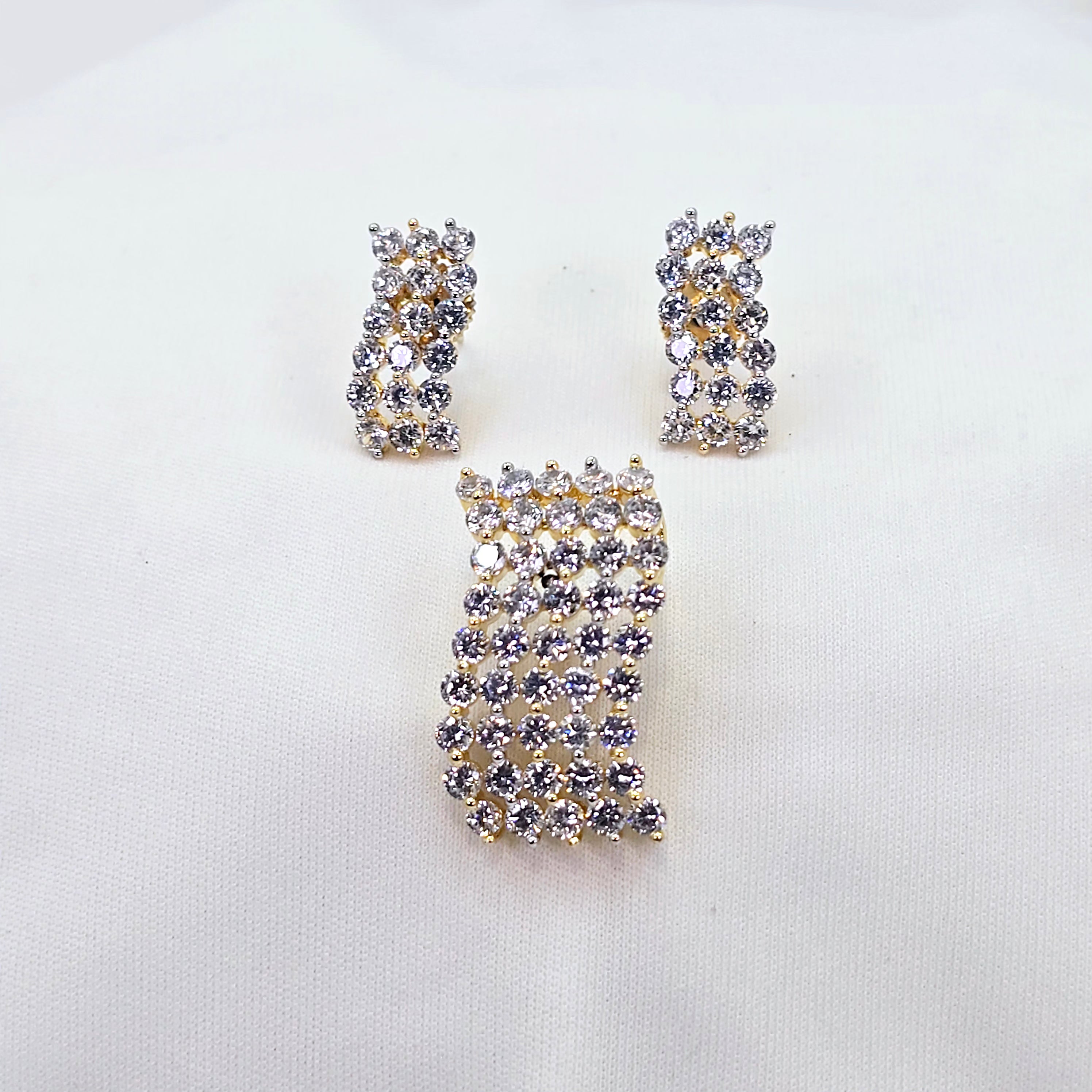 The Maria Yellowgold A.D Pendant Earring