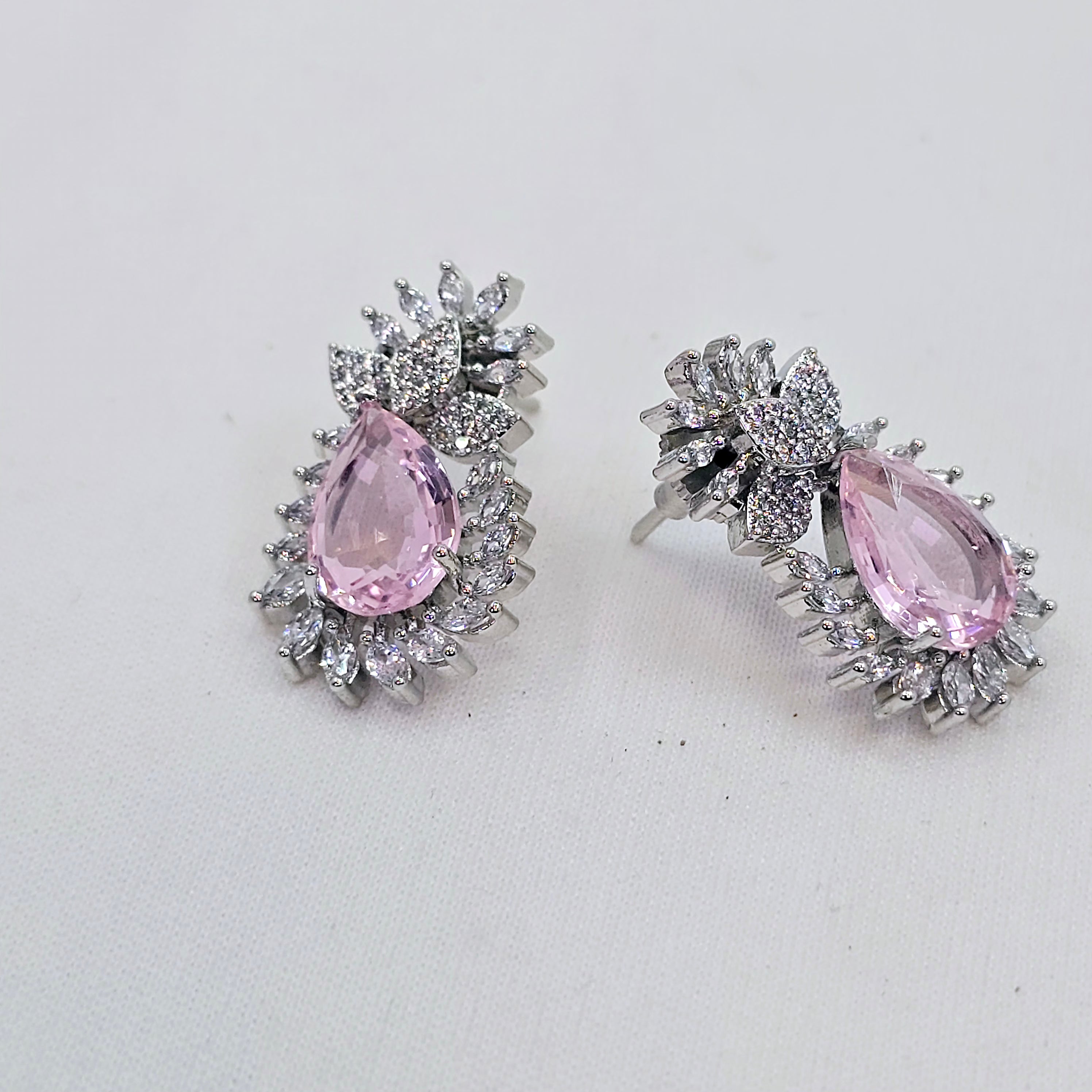 The Winona Whitegold A.D Earring