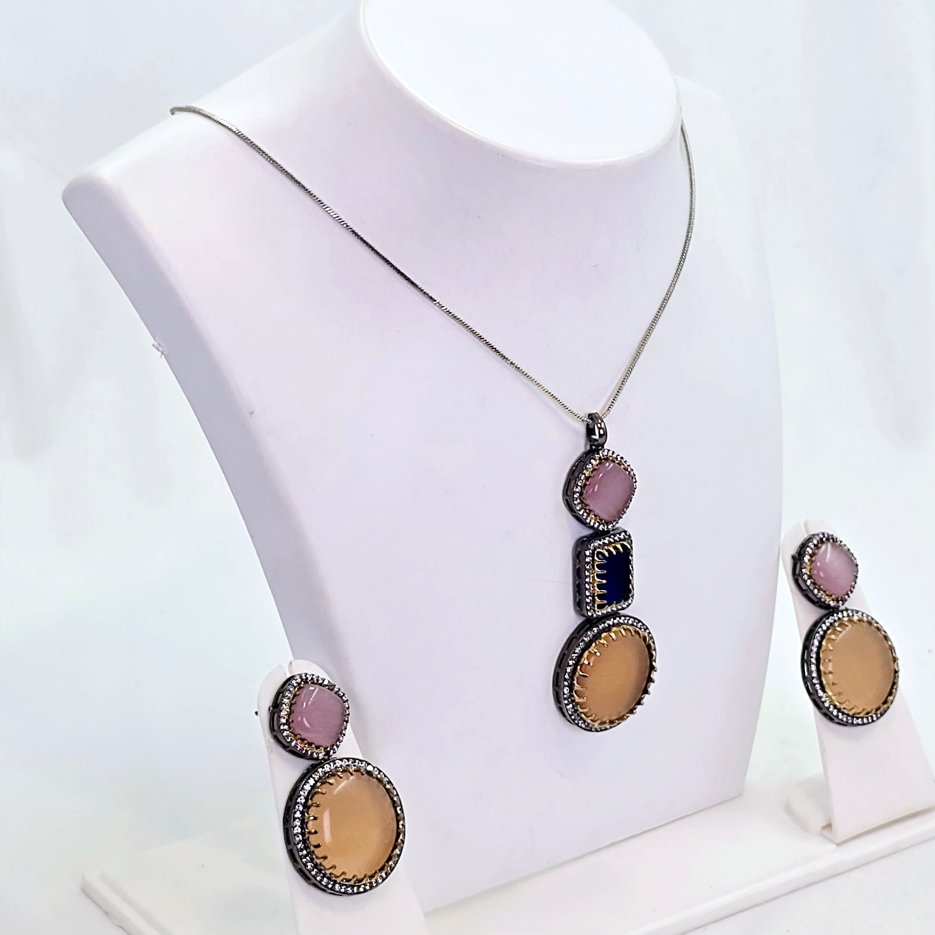 The Meloni Sabyasachi Pendant Earring Set