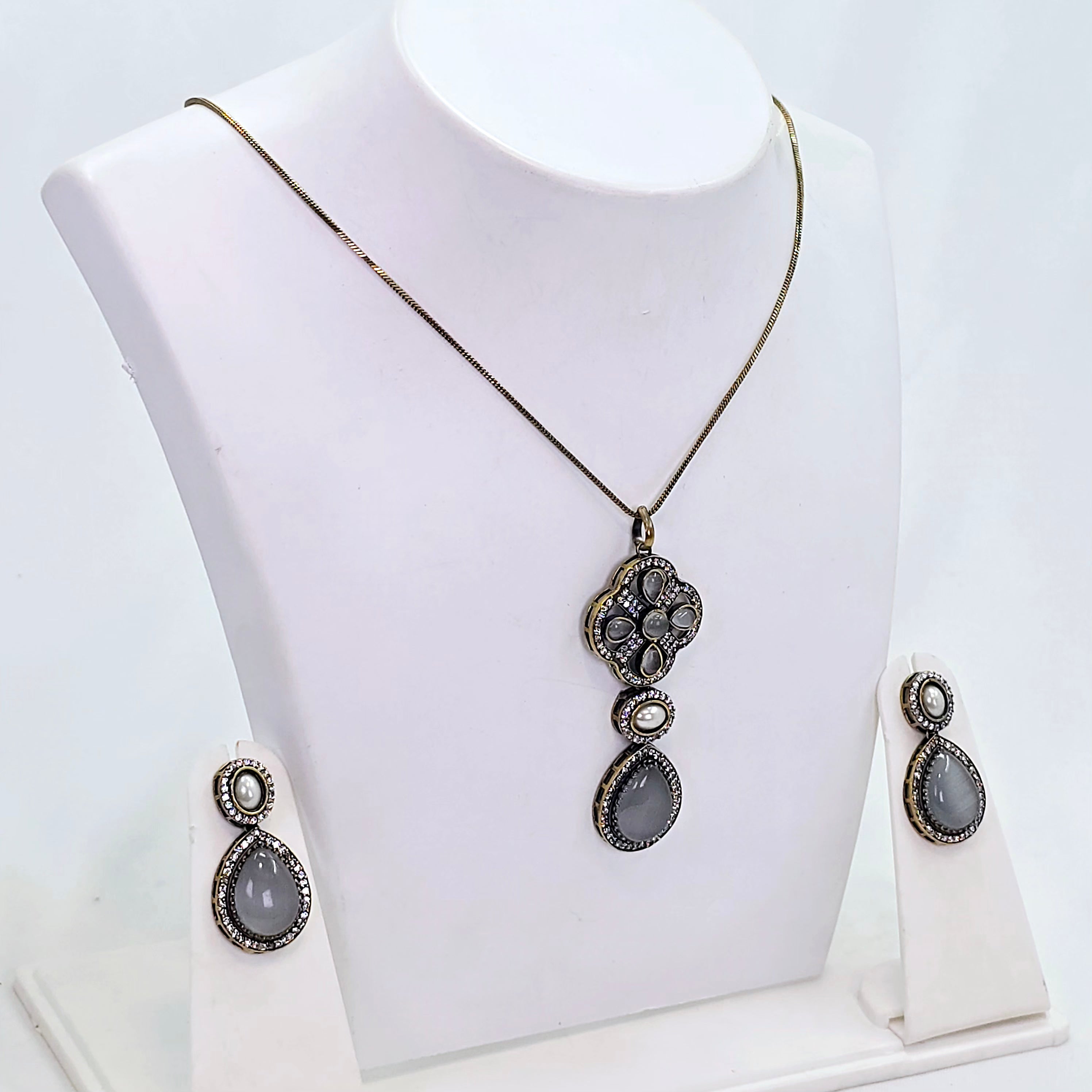 The Emryn Sabyasachi Pendant Earring Set