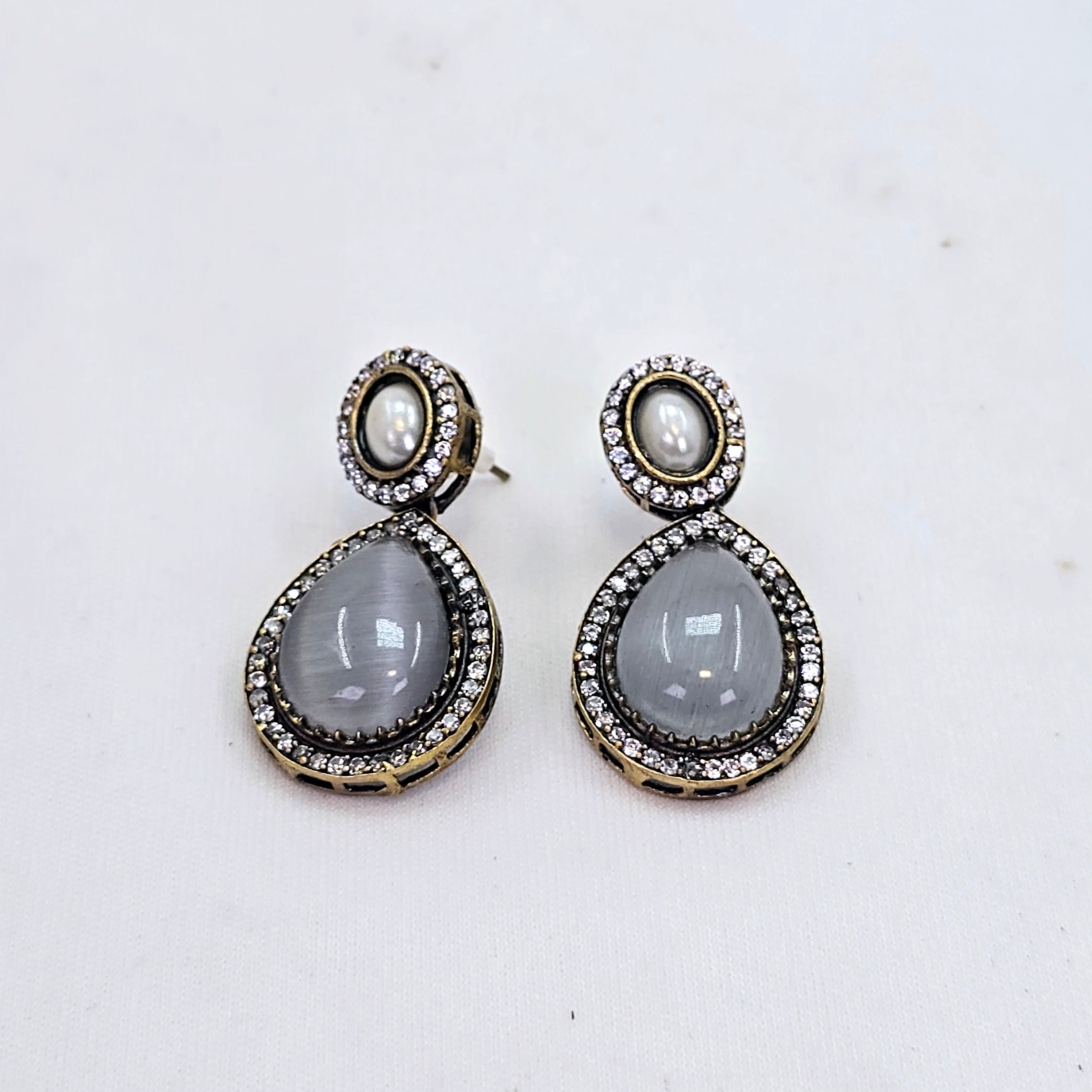 The Emryn Sabyasachi Pendant Earring Set
