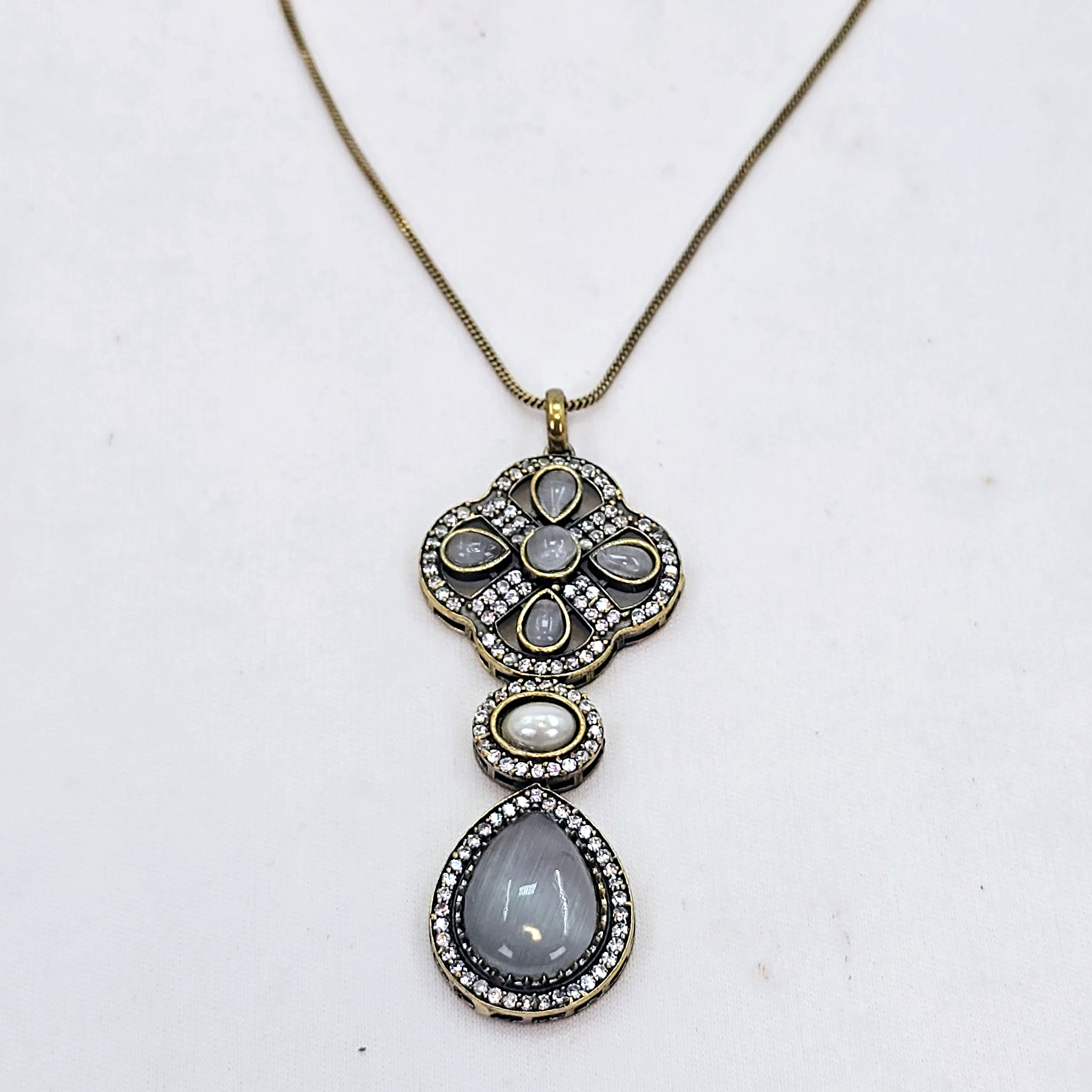 The Emryn Sabyasachi Pendant Earring Set