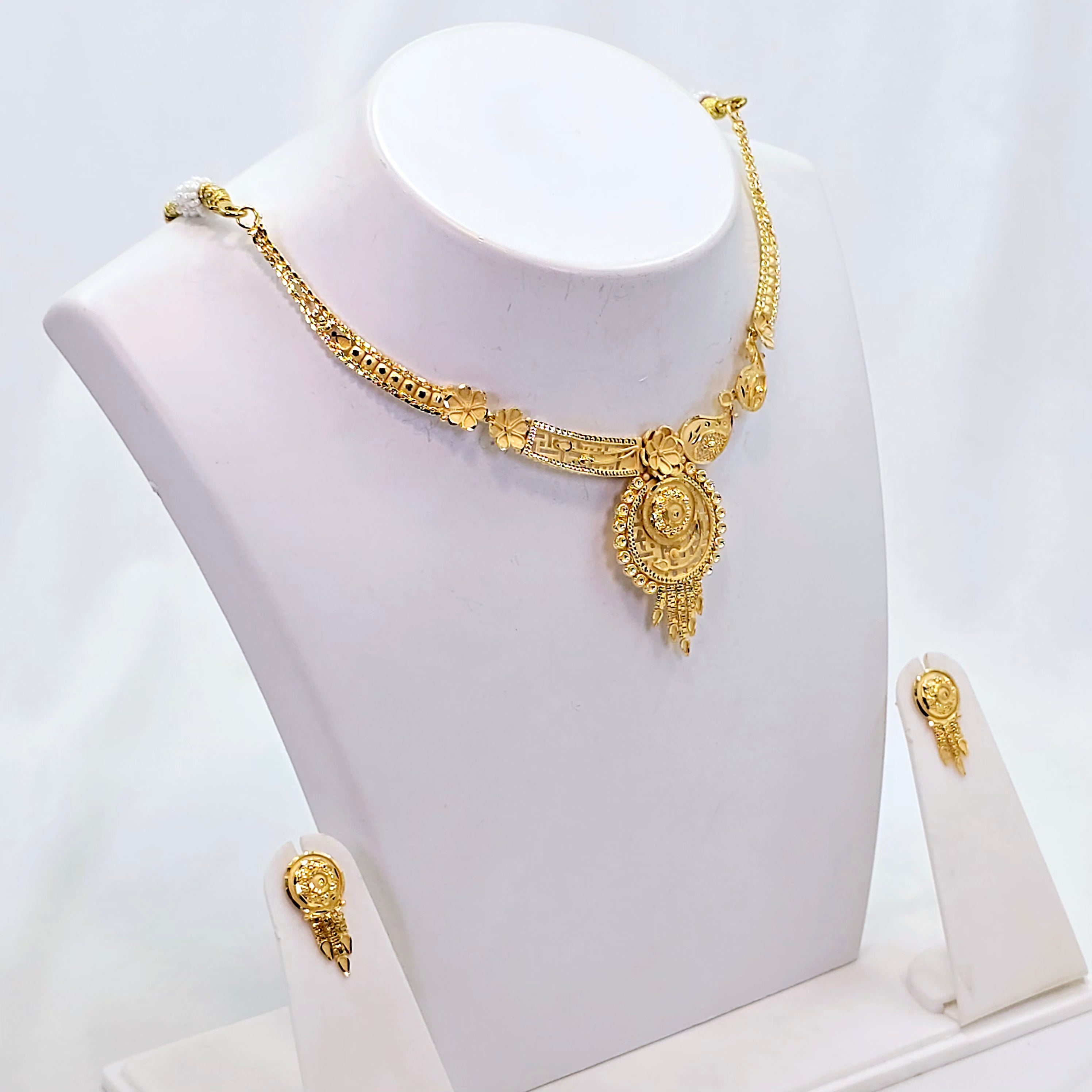 The Avisha Goldforming Necklace