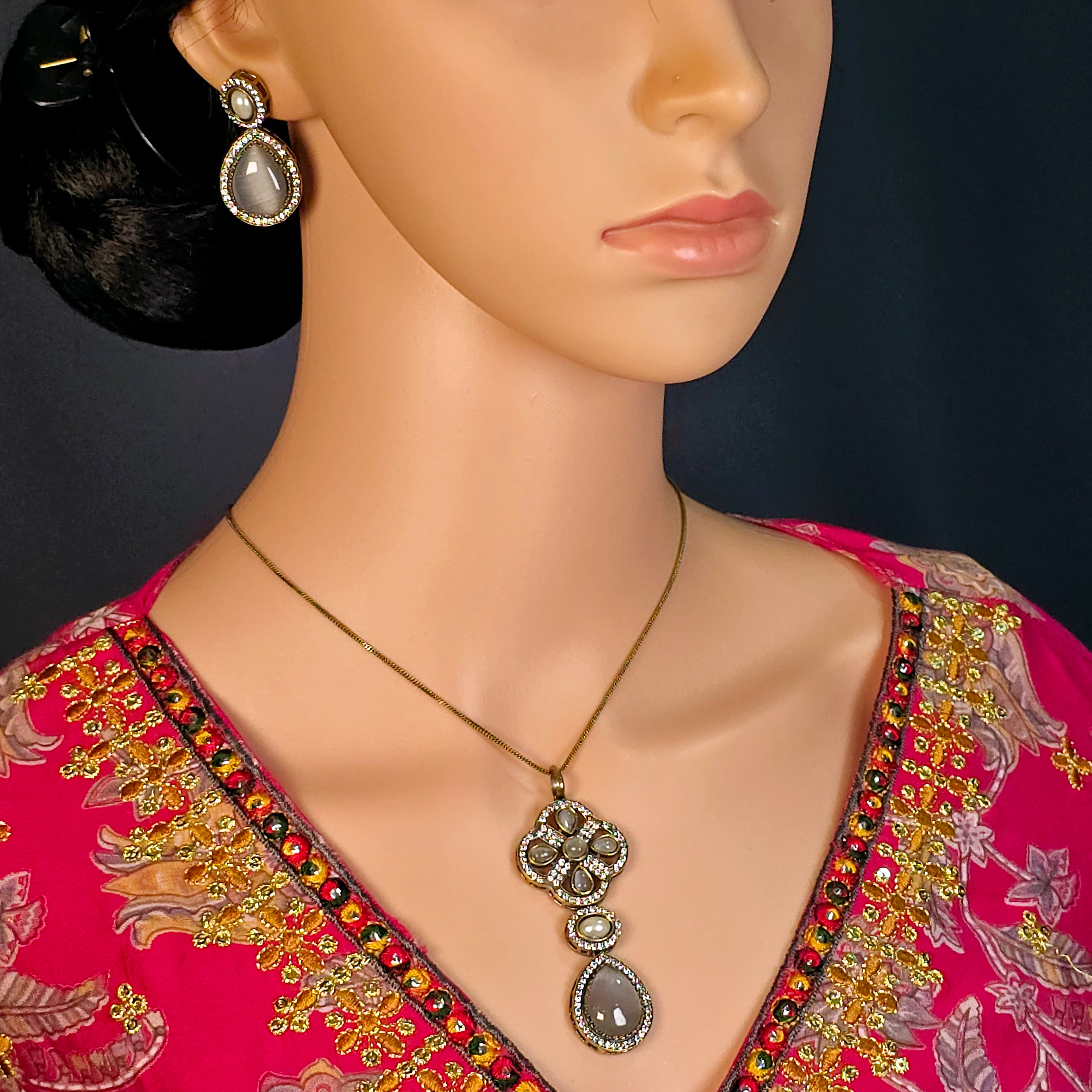 The Emryn Sabyasachi Pendant Earring Set