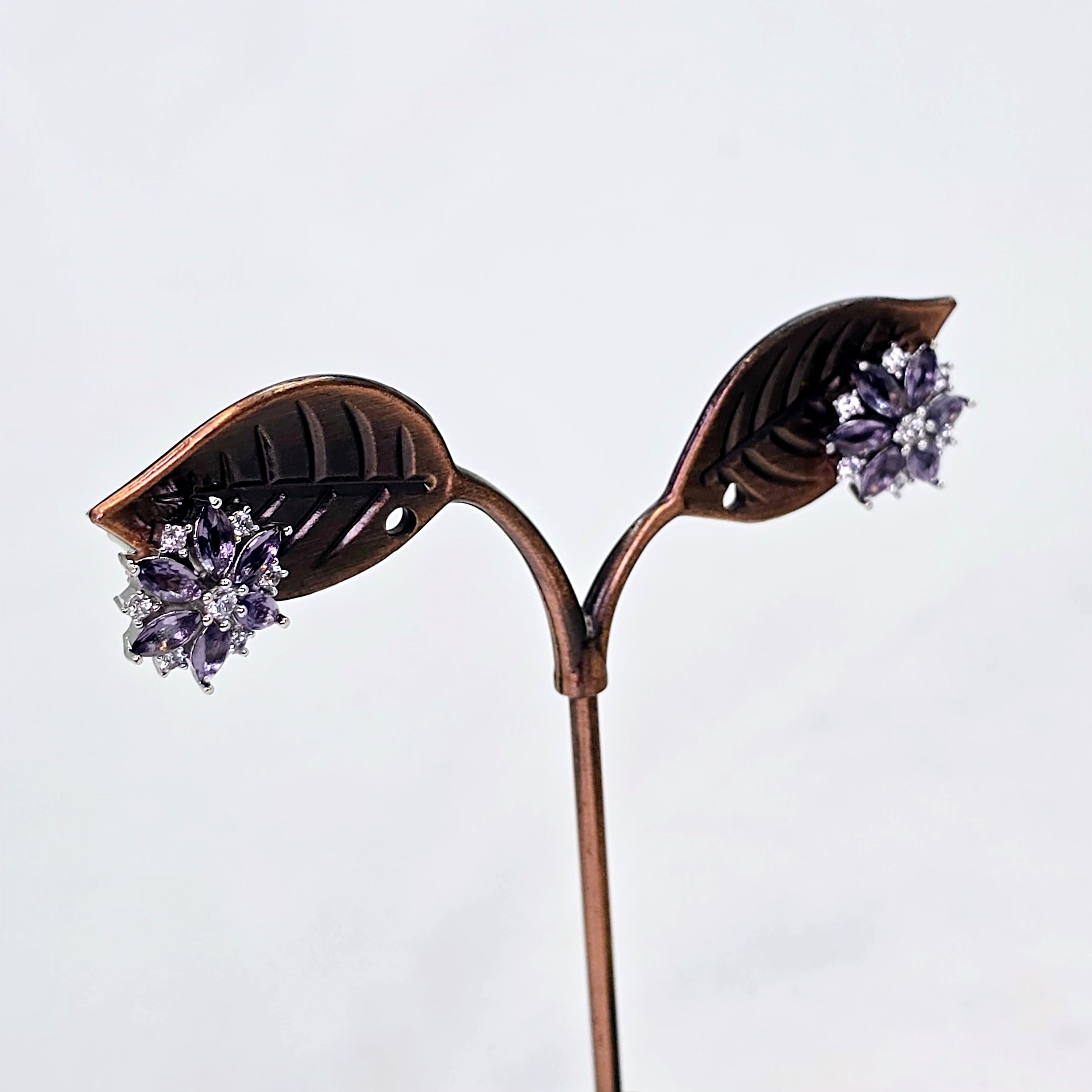 The Yasti Whitegold A.D Earring