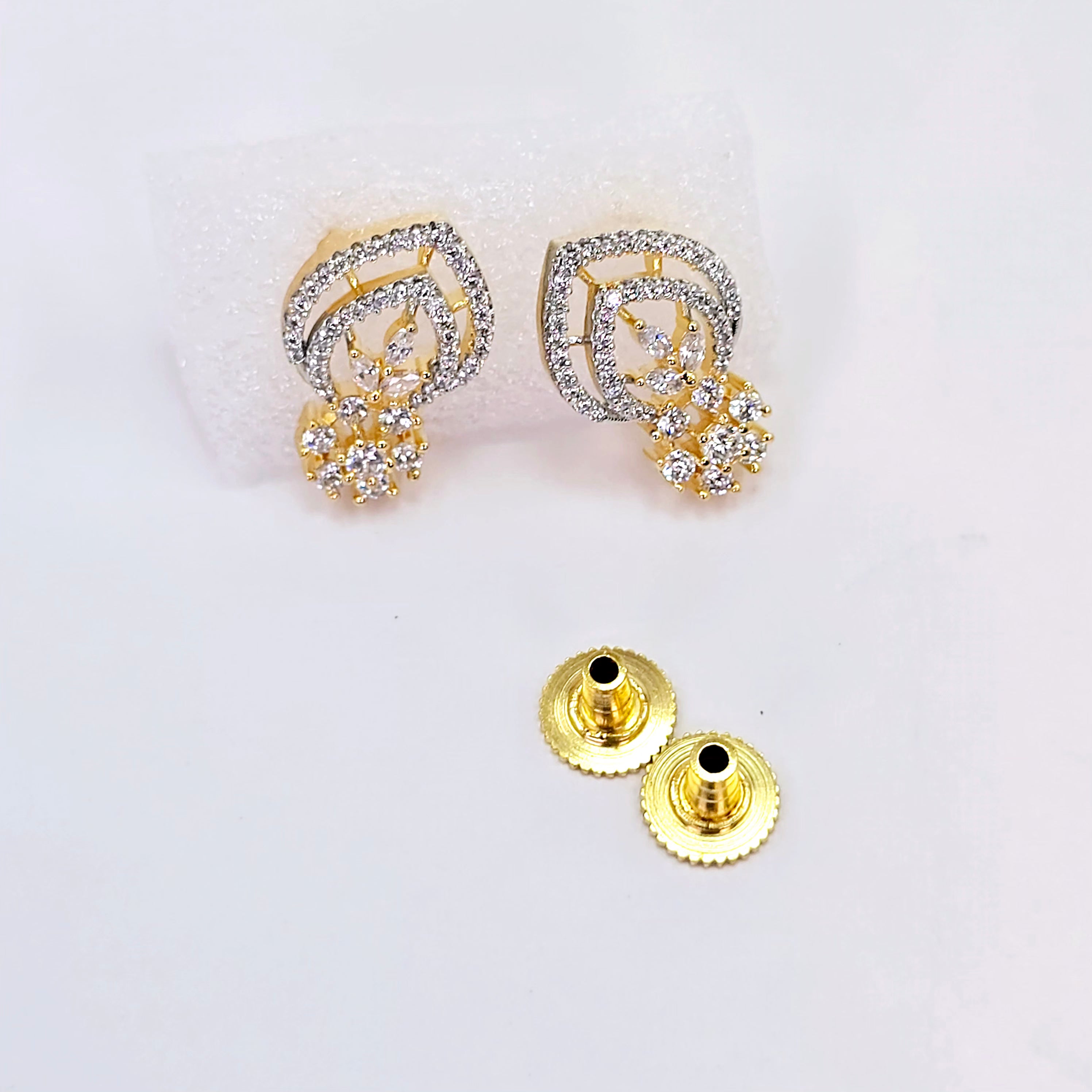 The Dalma Yellowgold A.D Pendant Earring (M.S)