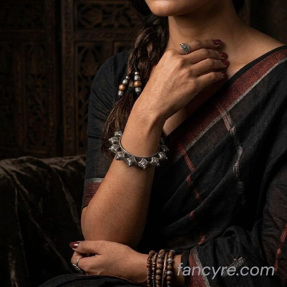 The Pakhi Oxidized Bangle