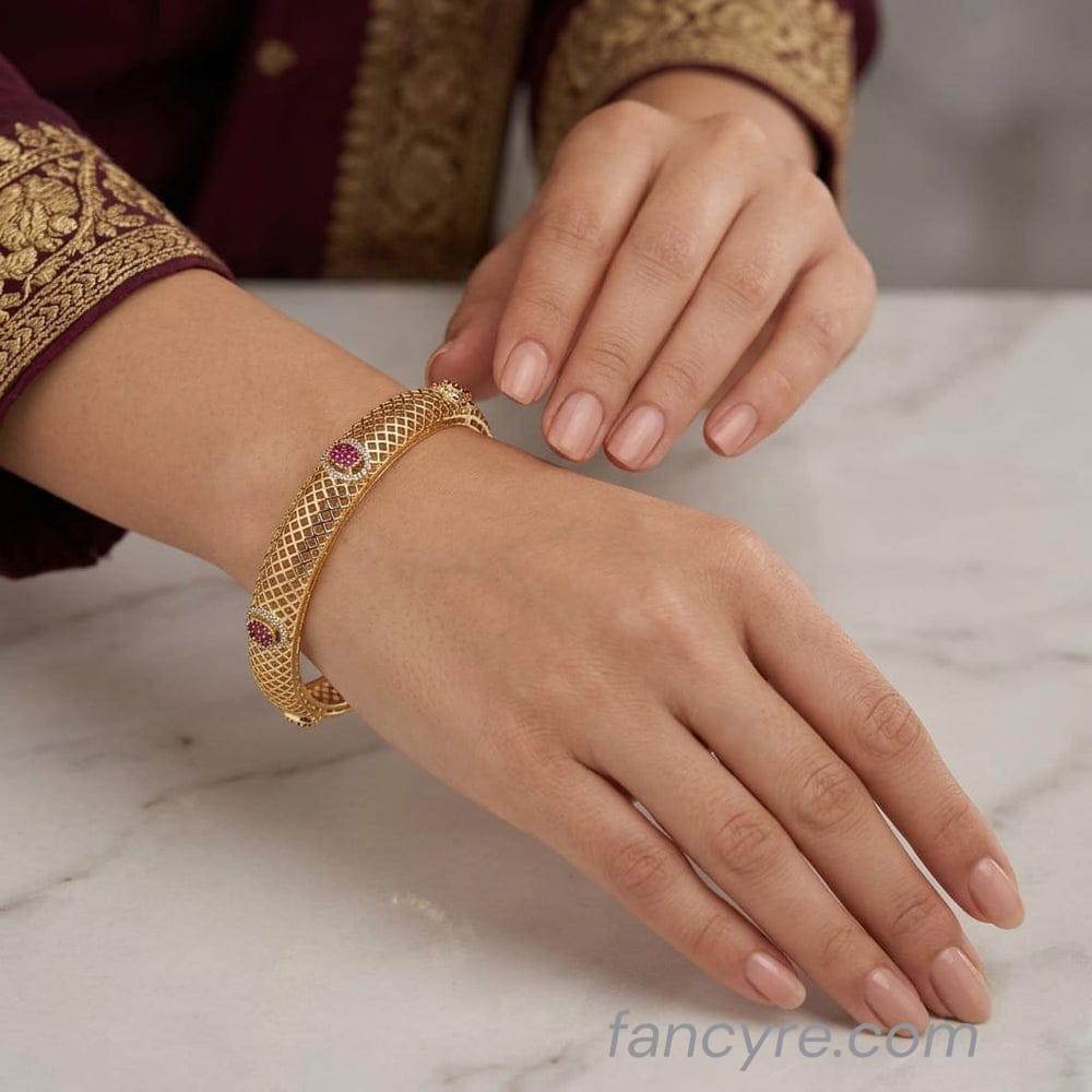 The pakhi Kempu Bangle