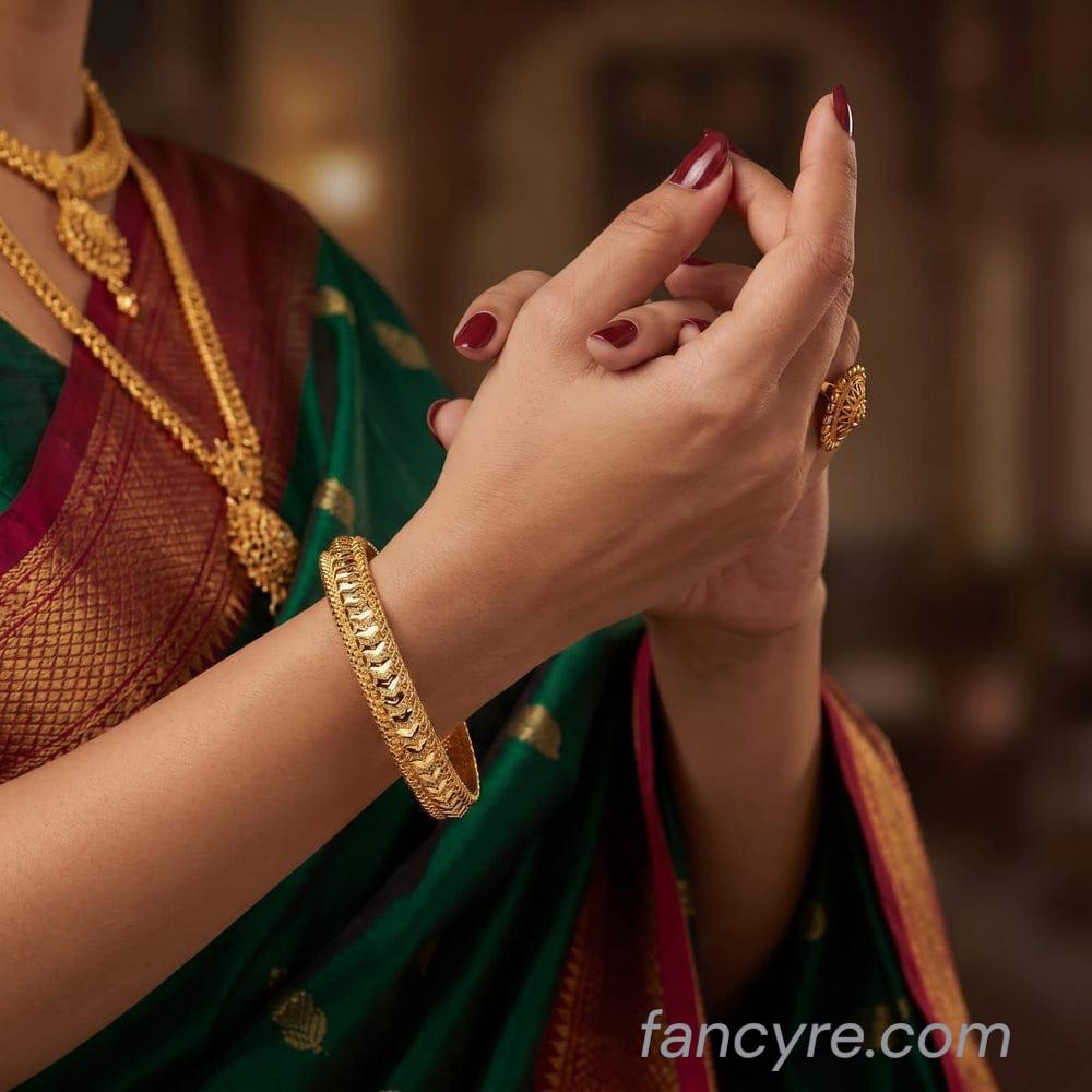 The Induja Goldforming Bangle