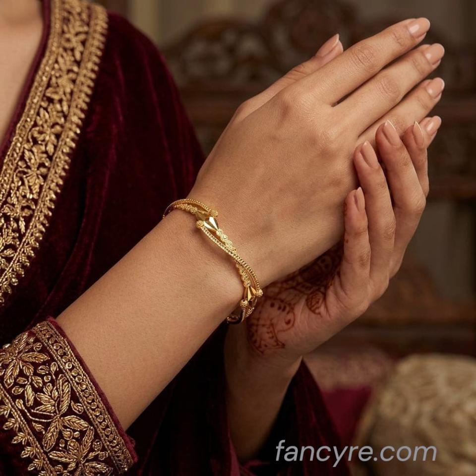The Kavya Goldforming Bangle