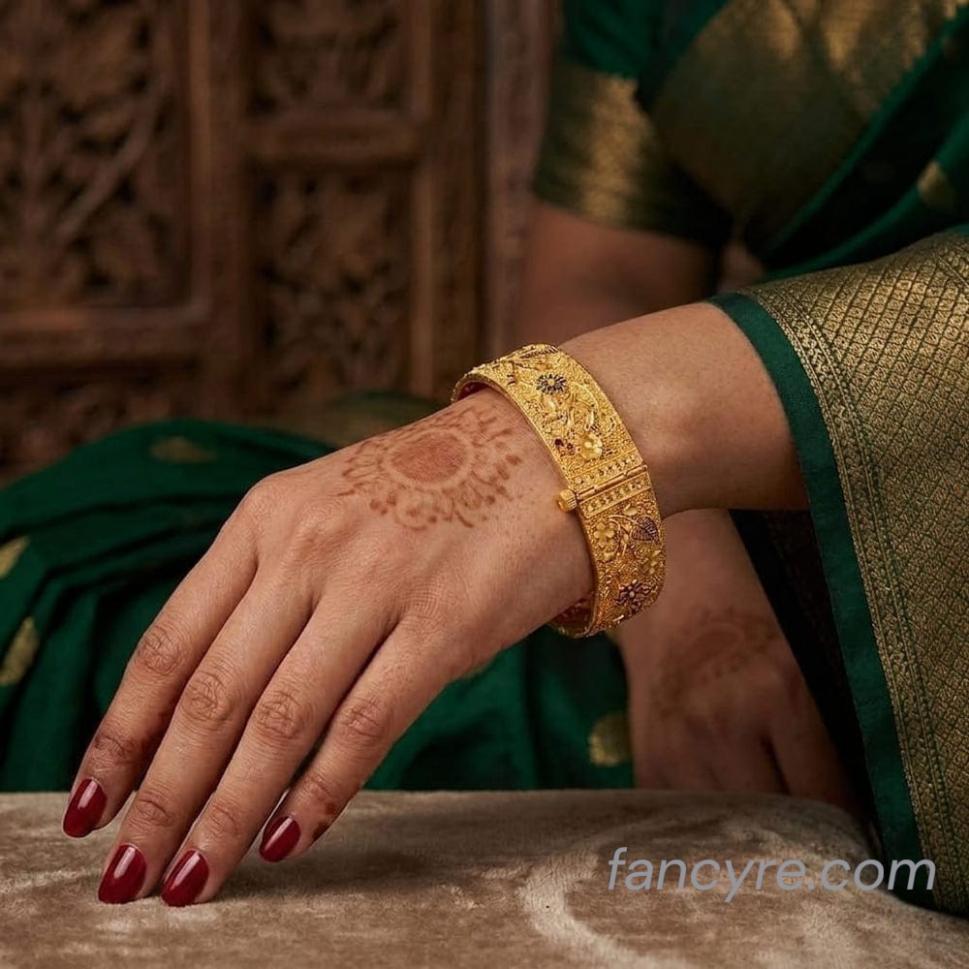The Kirti Goldforming Bangle