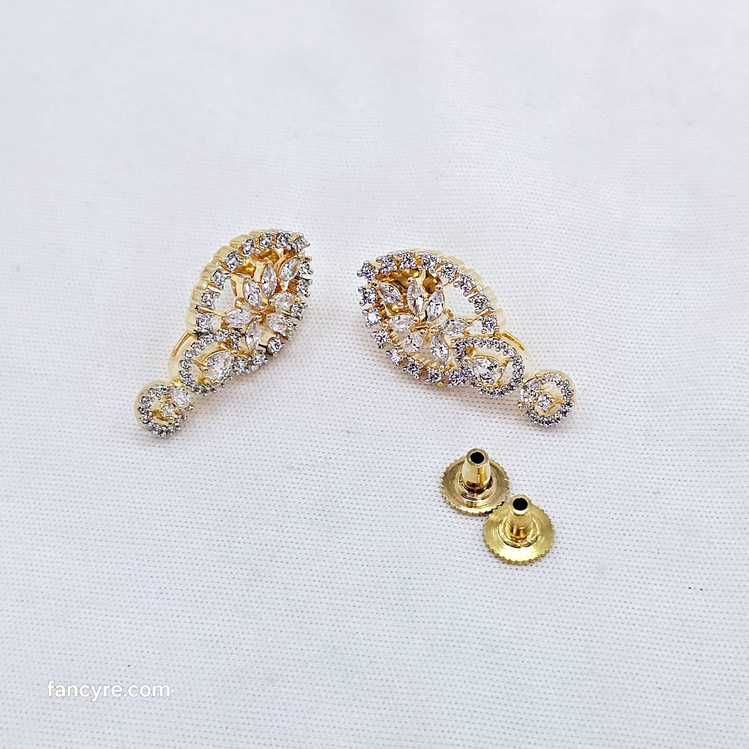 The Shimmer Yellowgold A.D Pendant Earring (M.S)