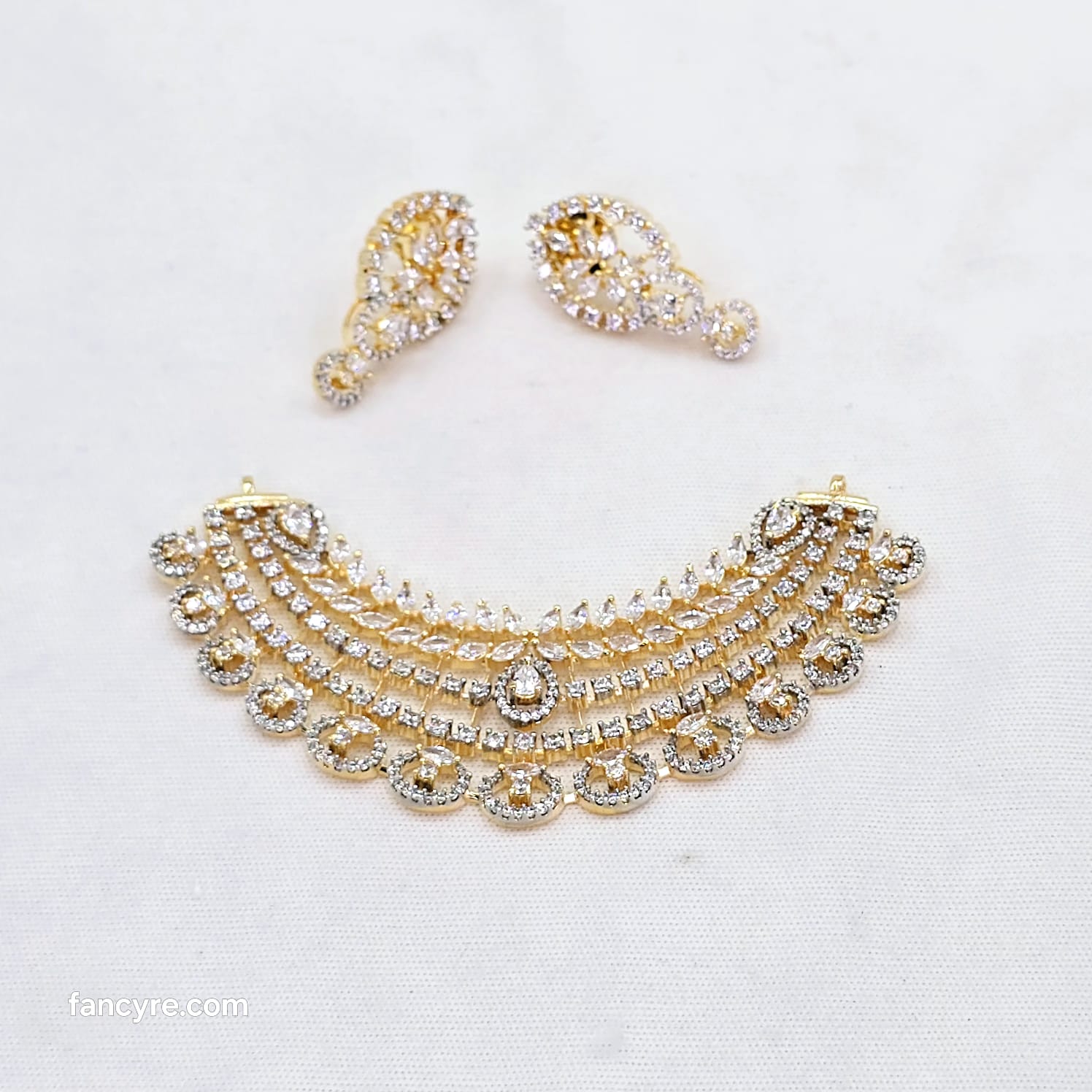 The Shimmer Yellowgold A.D Pendant Earring (M.S)