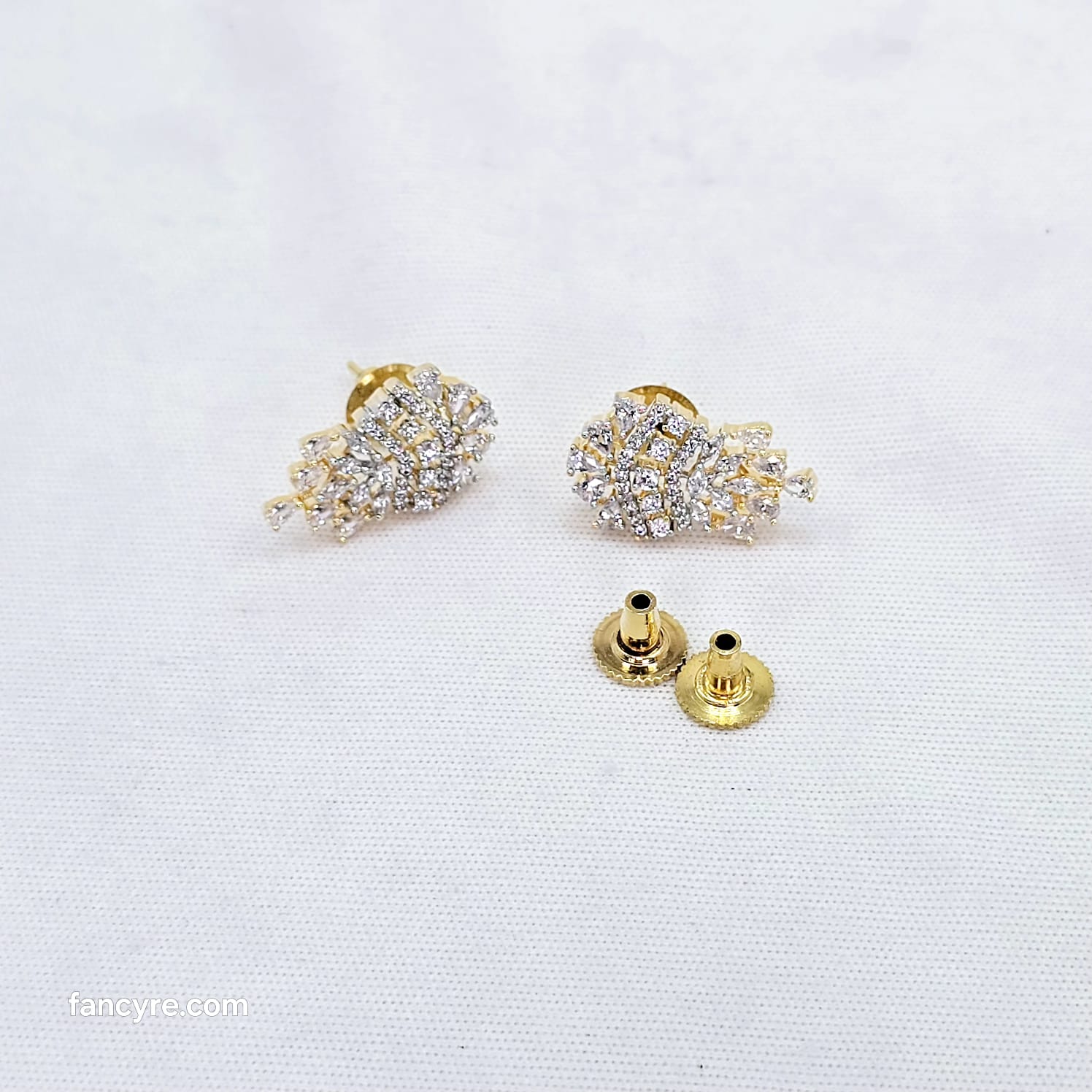 The Jessica Yellowgold A.D Pendant Earring (M.S)