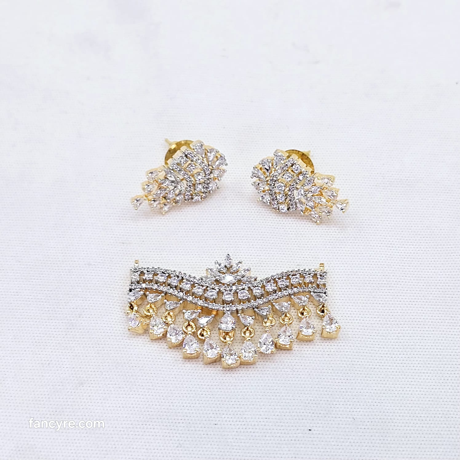 The Jessica Yellowgold A.D Pendant Earring (M.S)