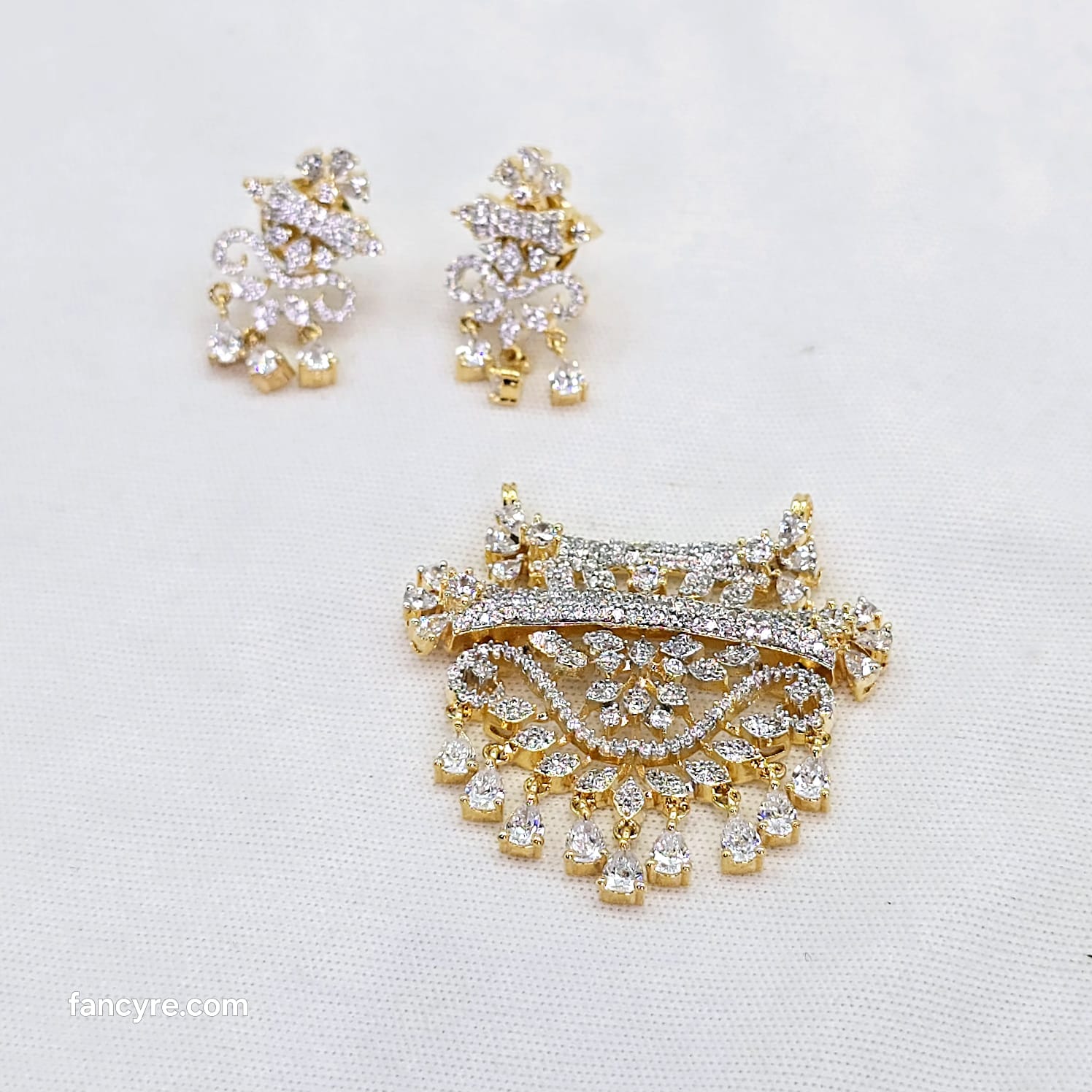 The Palka Yellowgold A.D Pendant Earring (M.S)