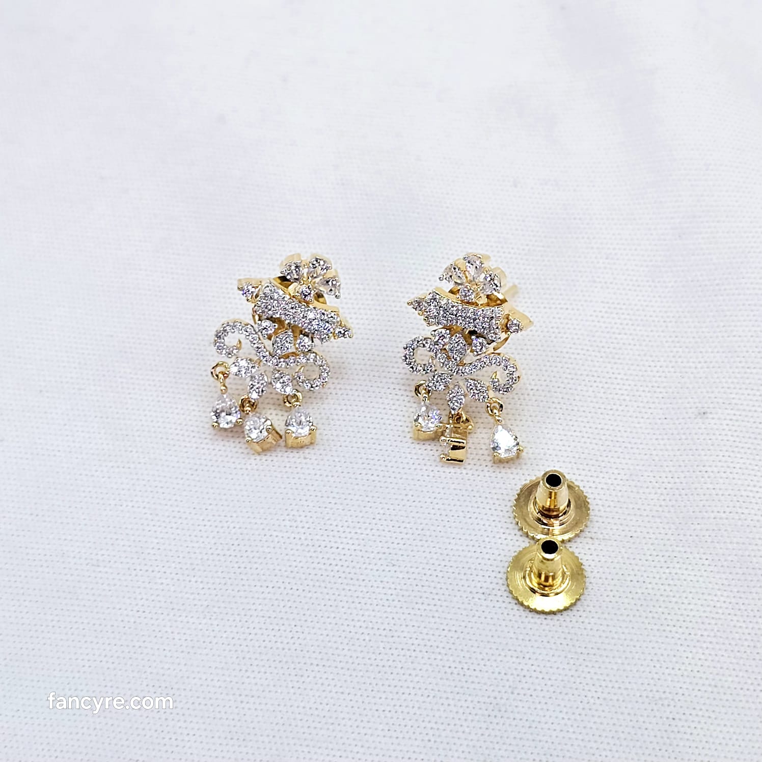 The Palka Yellowgold A.D Pendant Earring (M.S)