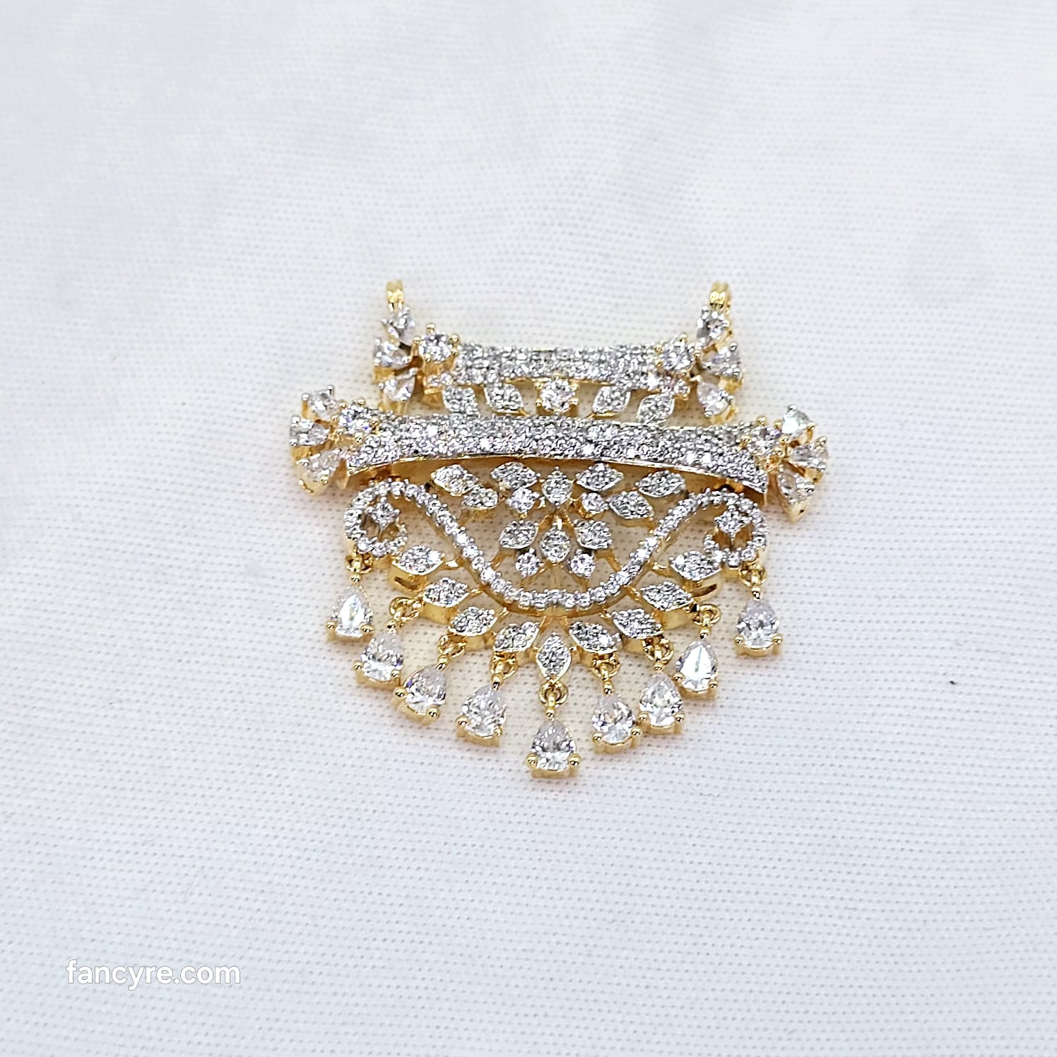 The Palka Yellowgold A.D Pendant Earring (M.S)