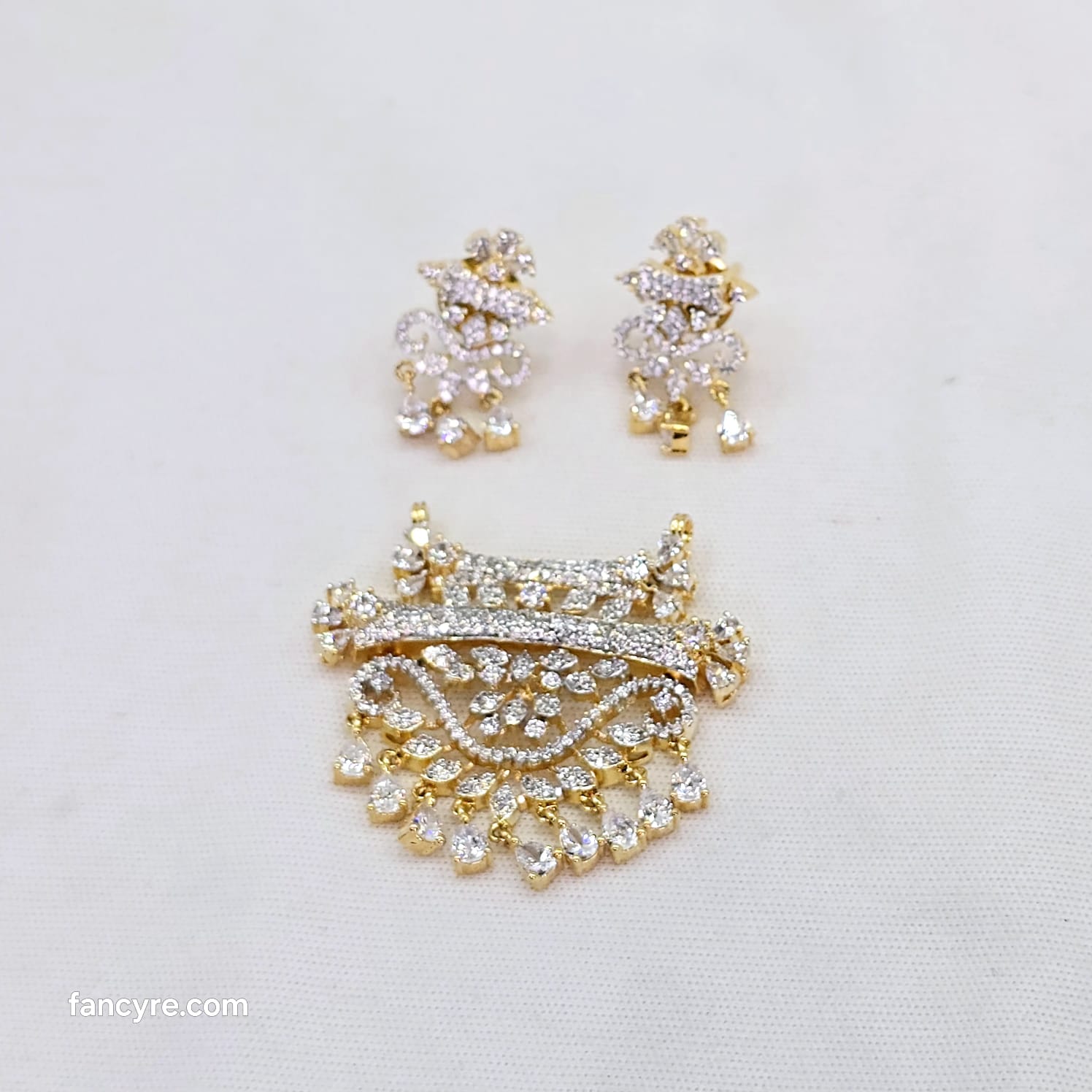 The Palka Yellowgold A.D Pendant Earring (M.S)