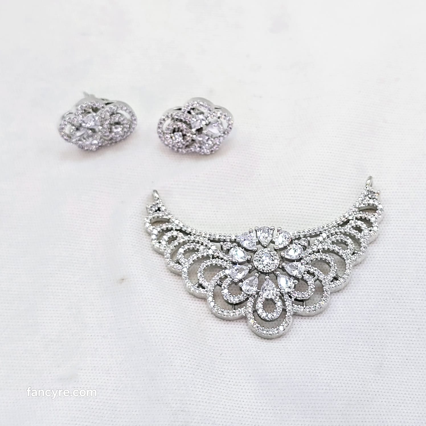 The Della Whitegold A.D Pendant Earring (M.S)