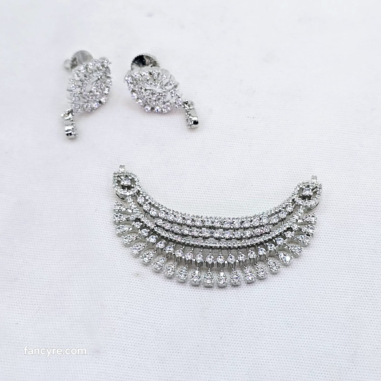 The Vera Whitegold A.D Pendant Earring (M.S)