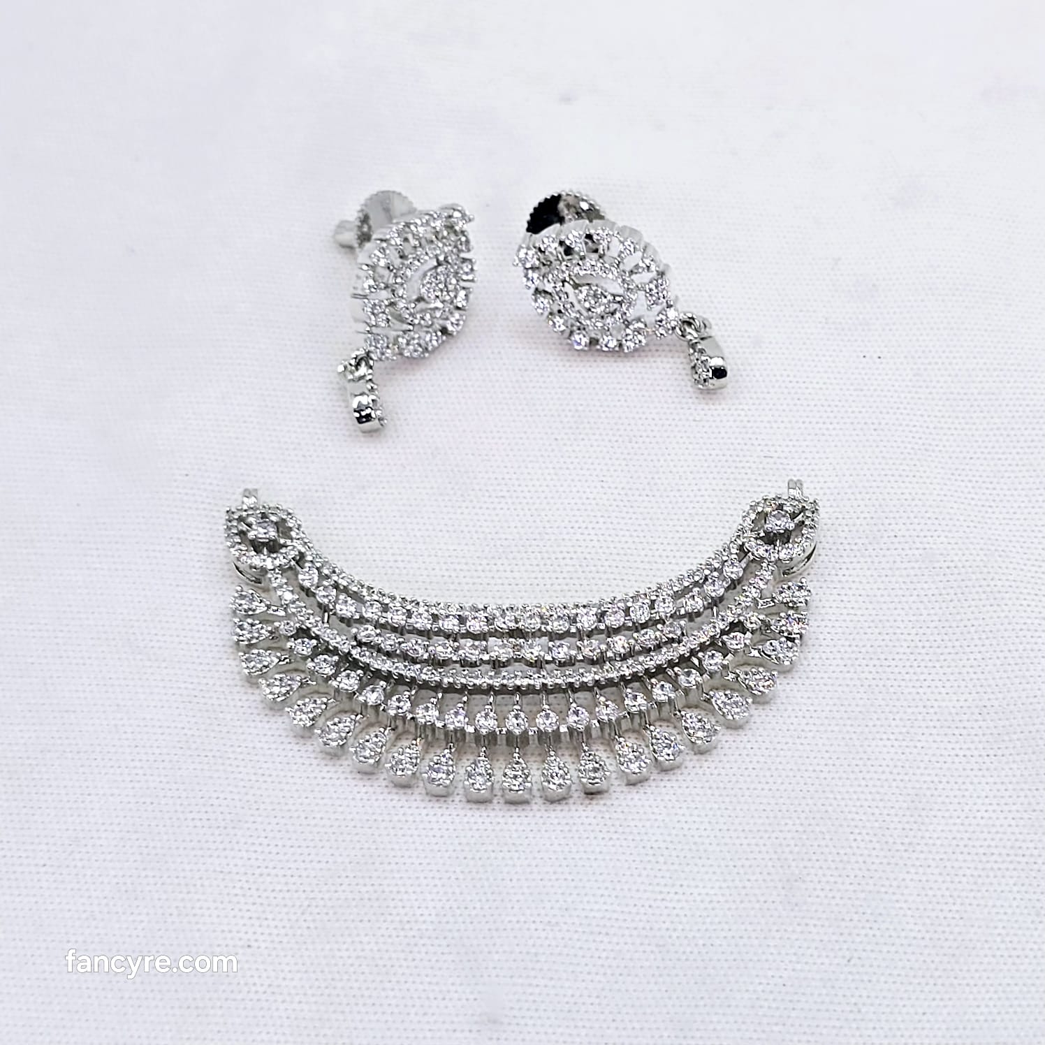The Vera Whitegold A.D Pendant Earring (M.S)