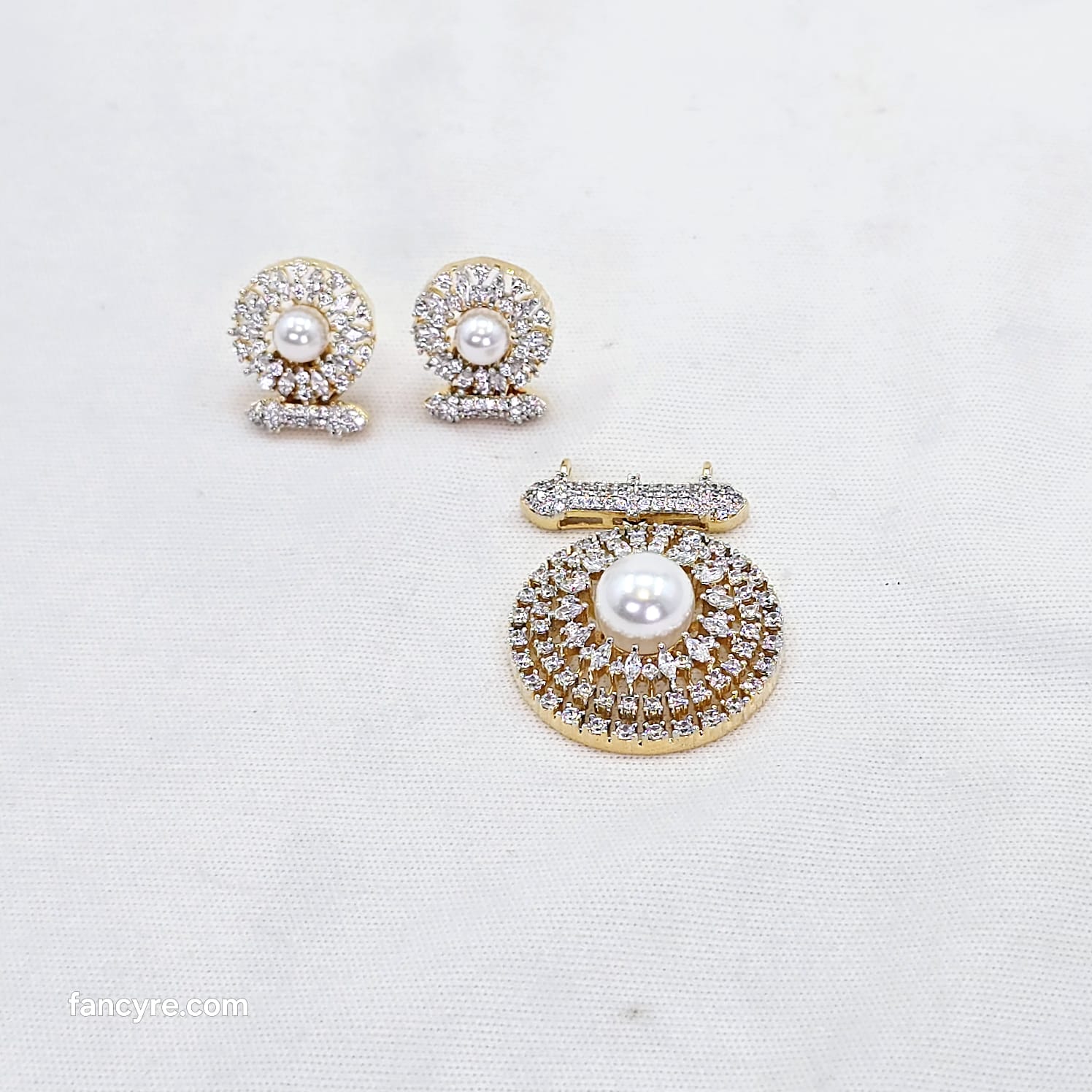 The Gianna Yellowgold A.D Pendant Earring (M.S)
