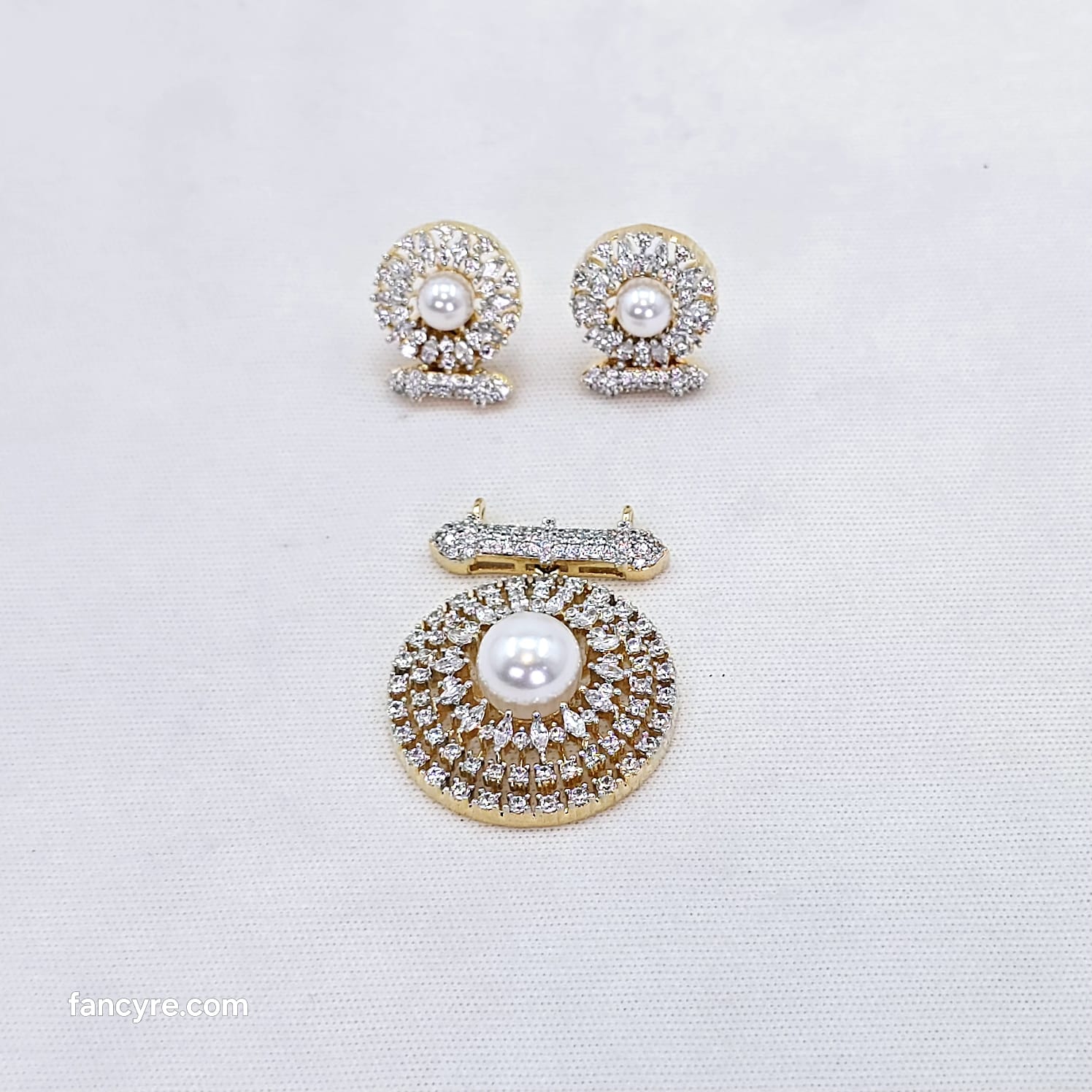 The Gianna Yellowgold A.D Pendant Earring (M.S)