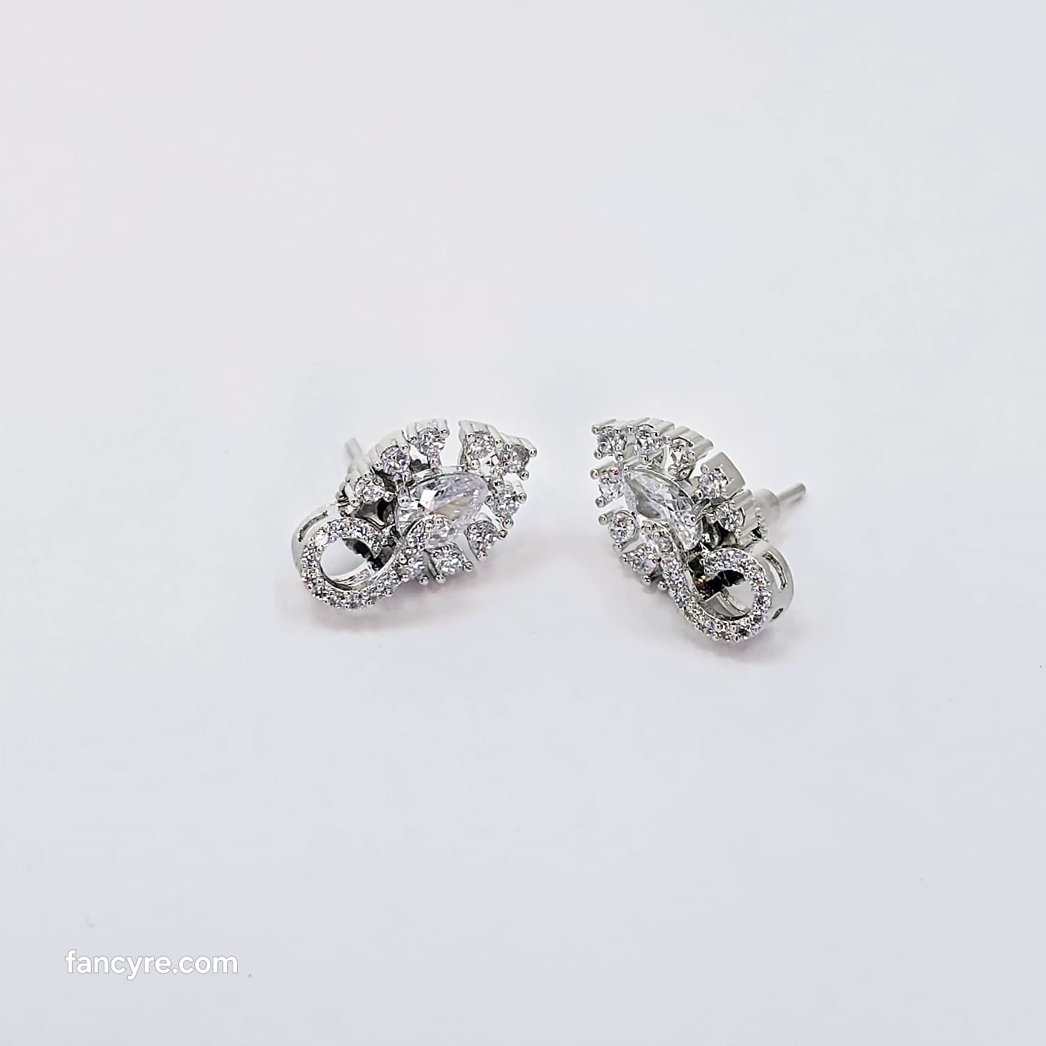 The Omera Whitegold A.D Earring
