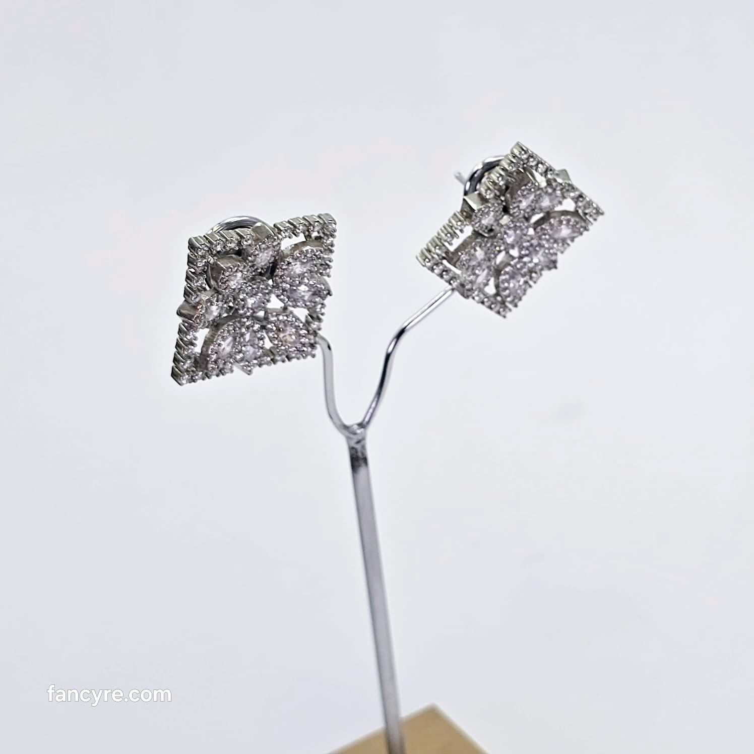 The Stice Whitegold A.D Earring