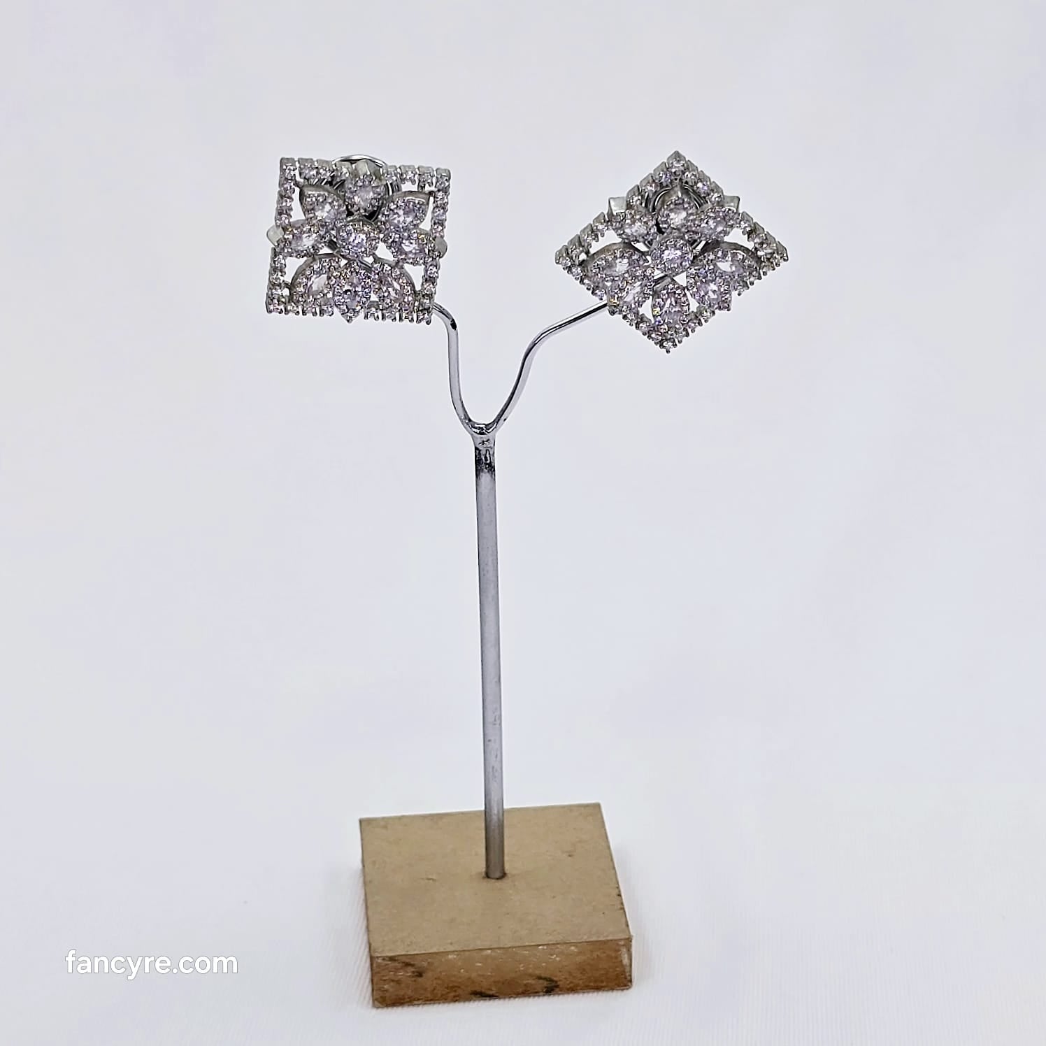 The Stice Whitegold A.D Earring
