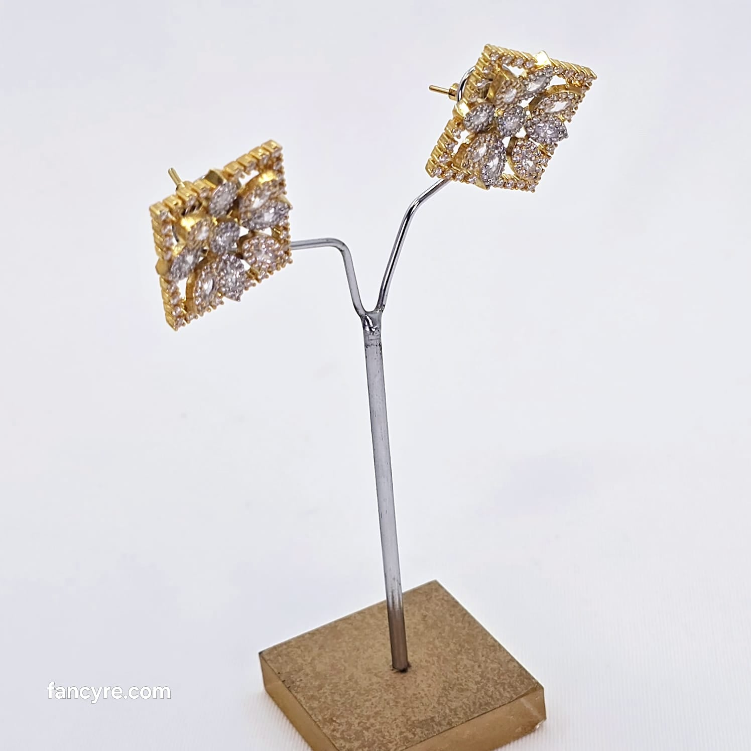 The Avrill Yellowgold A.D Earring