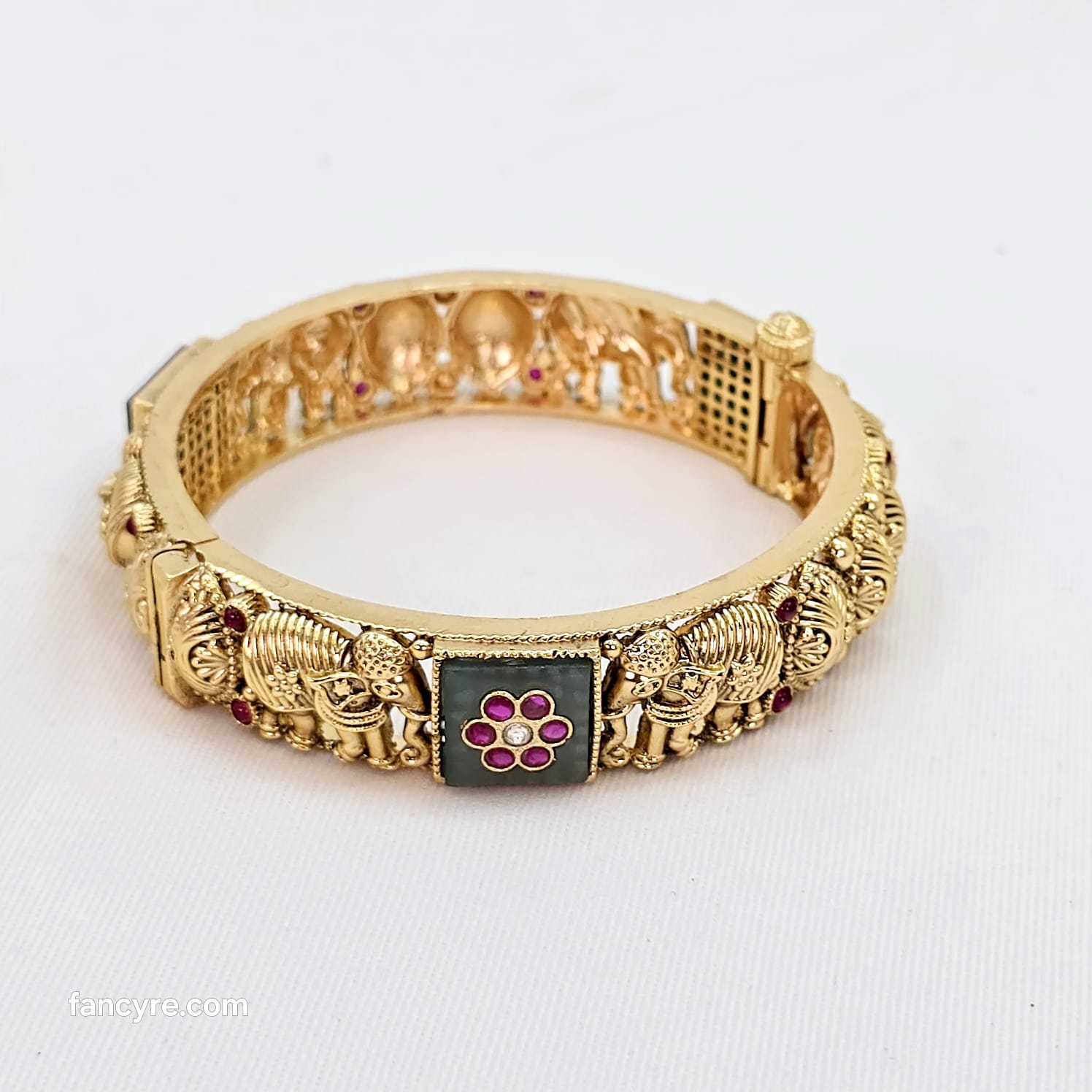 The Teej Rajwadi Bangle