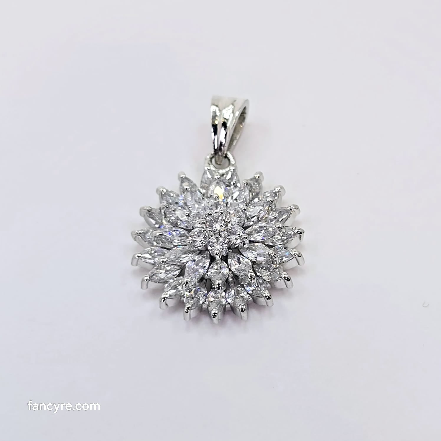 The Ori Whitegold A.D Pendant Earring