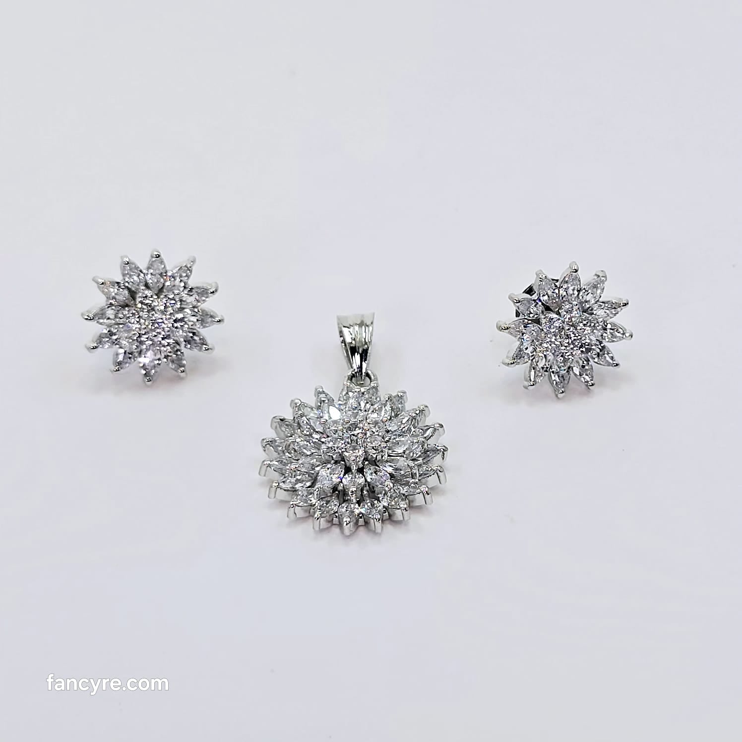 The Ori Whitegold A.D Pendant Earring