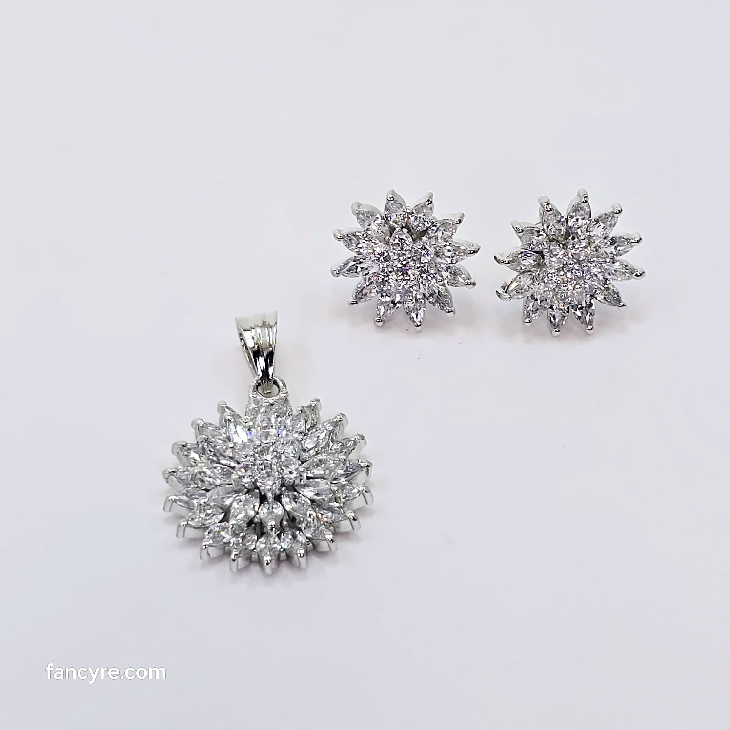 The Ori Whitegold A.D Pendant Earring