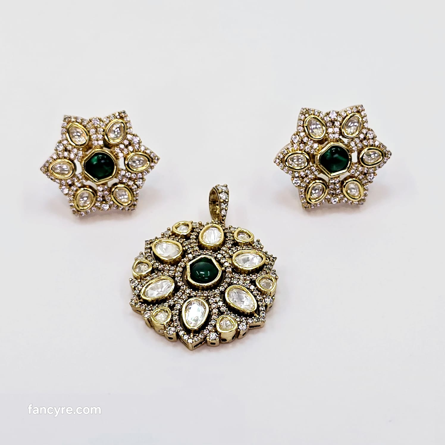 The Serafina Yellowgold A.D Pendant Earring