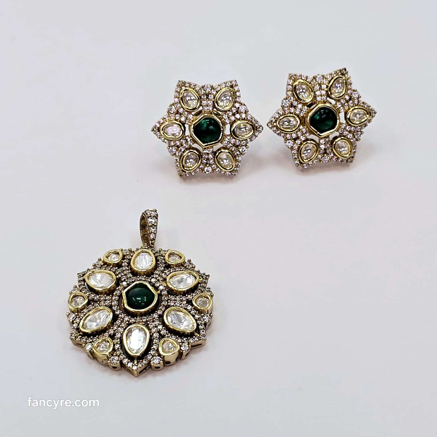 The Serafina Yellowgold A.D Pendant Earring