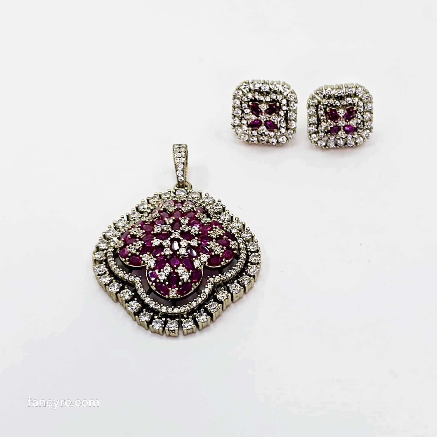 The Noliya Victorian Polish Pendant Earring
