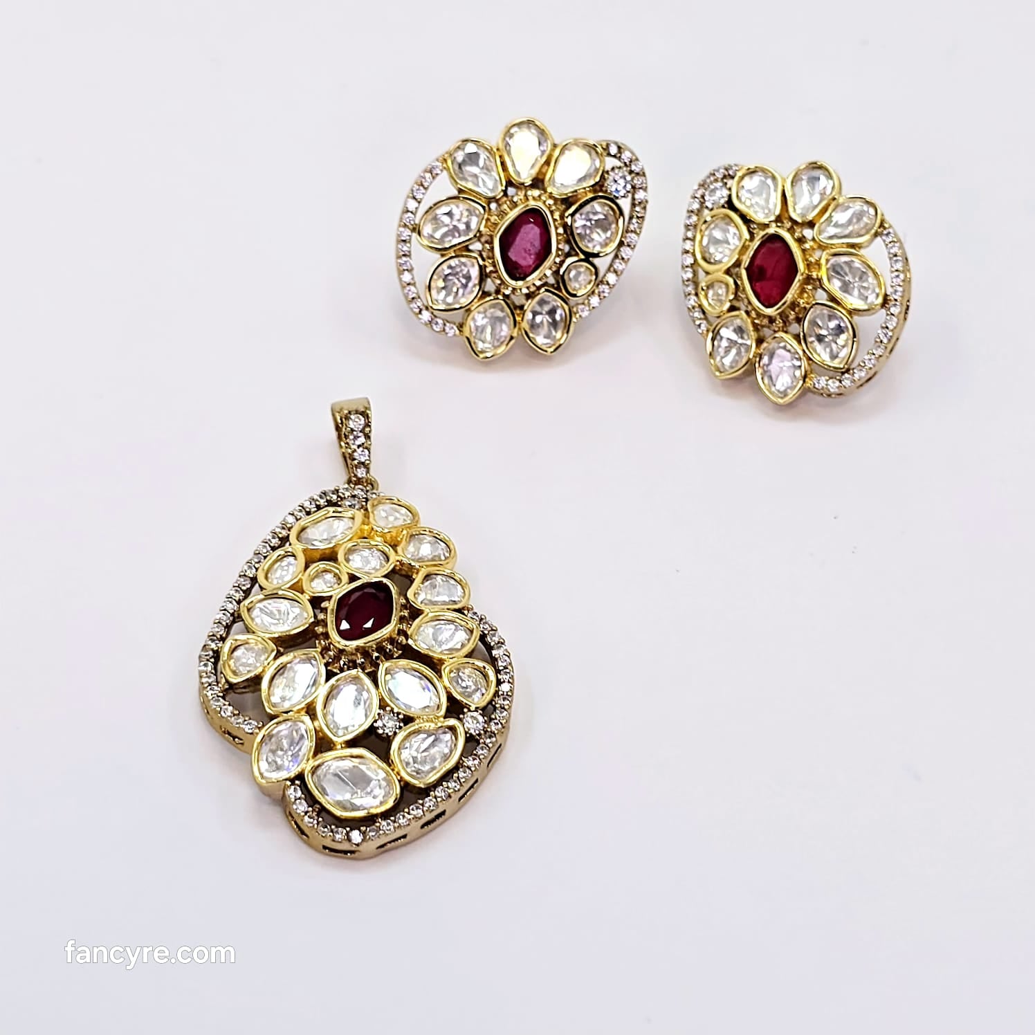 The Trinity Yellowgold A.D Pendant Earring