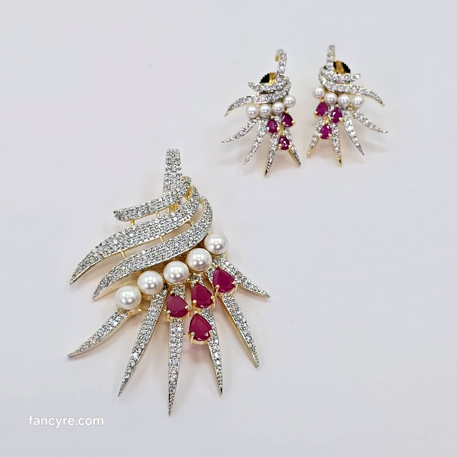 The Oaklyn Yellowgold A.D Pendant Earring