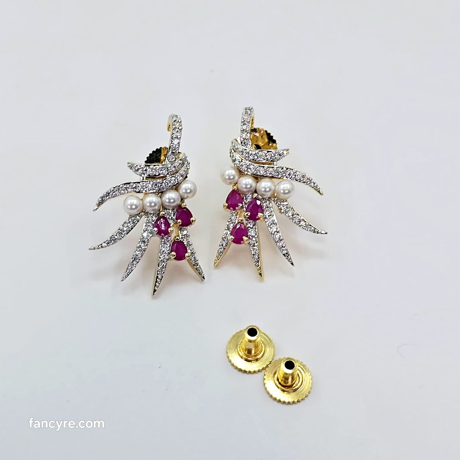 The Oaklyn Yellowgold A.D Pendant Earring