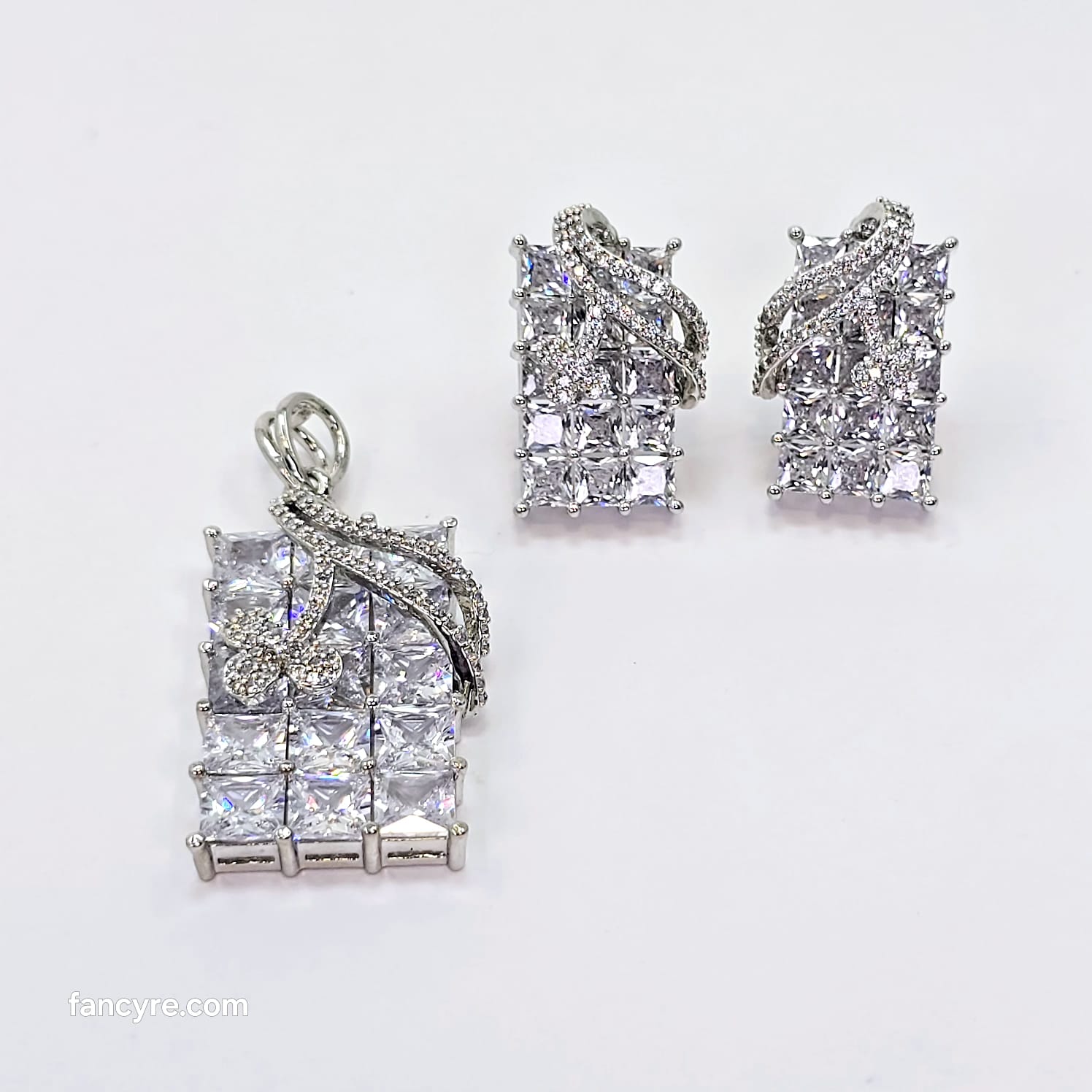 The Nayeli Whitegold A.D Pendant Earring