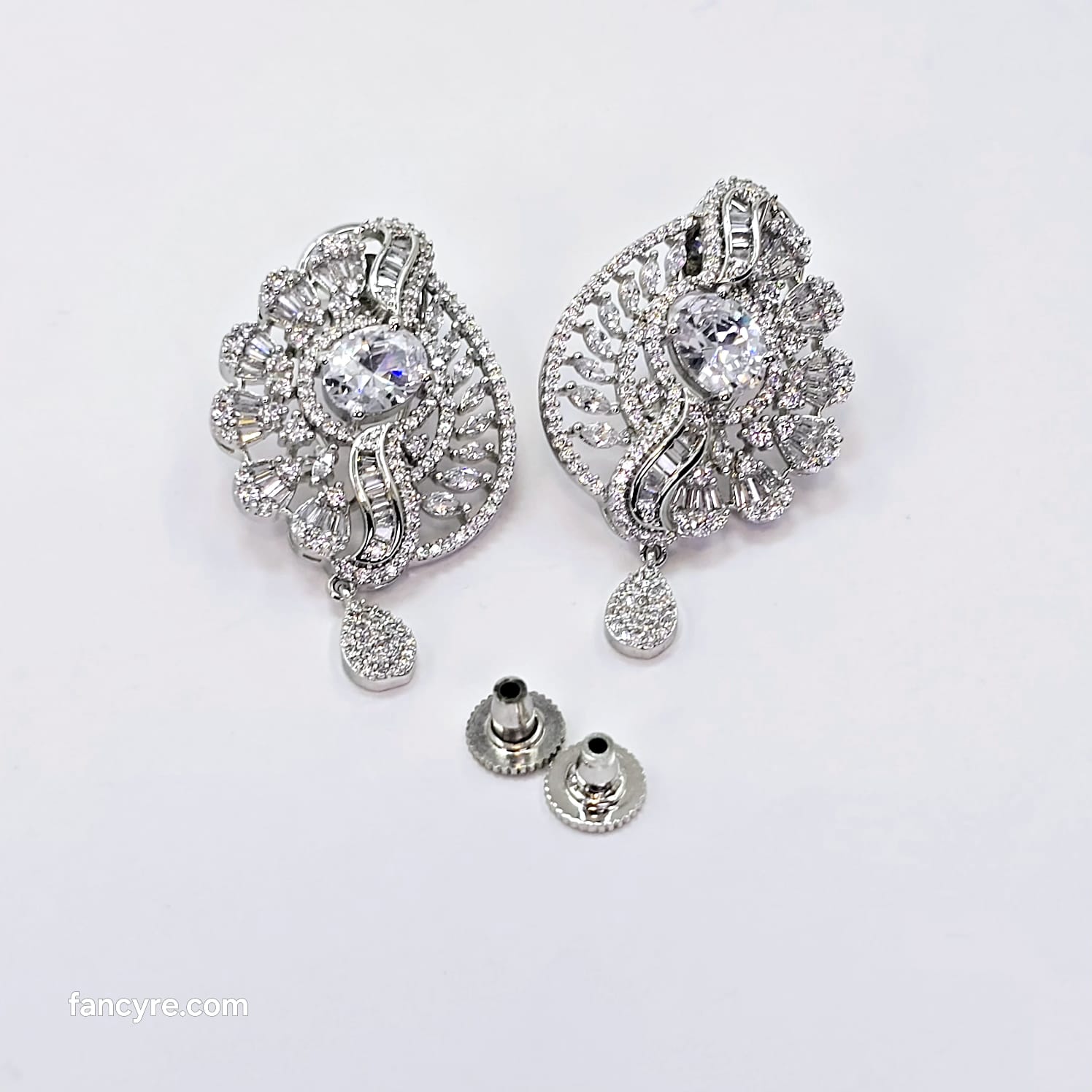 The Magnolia Whitegold A.D Pendant Earring