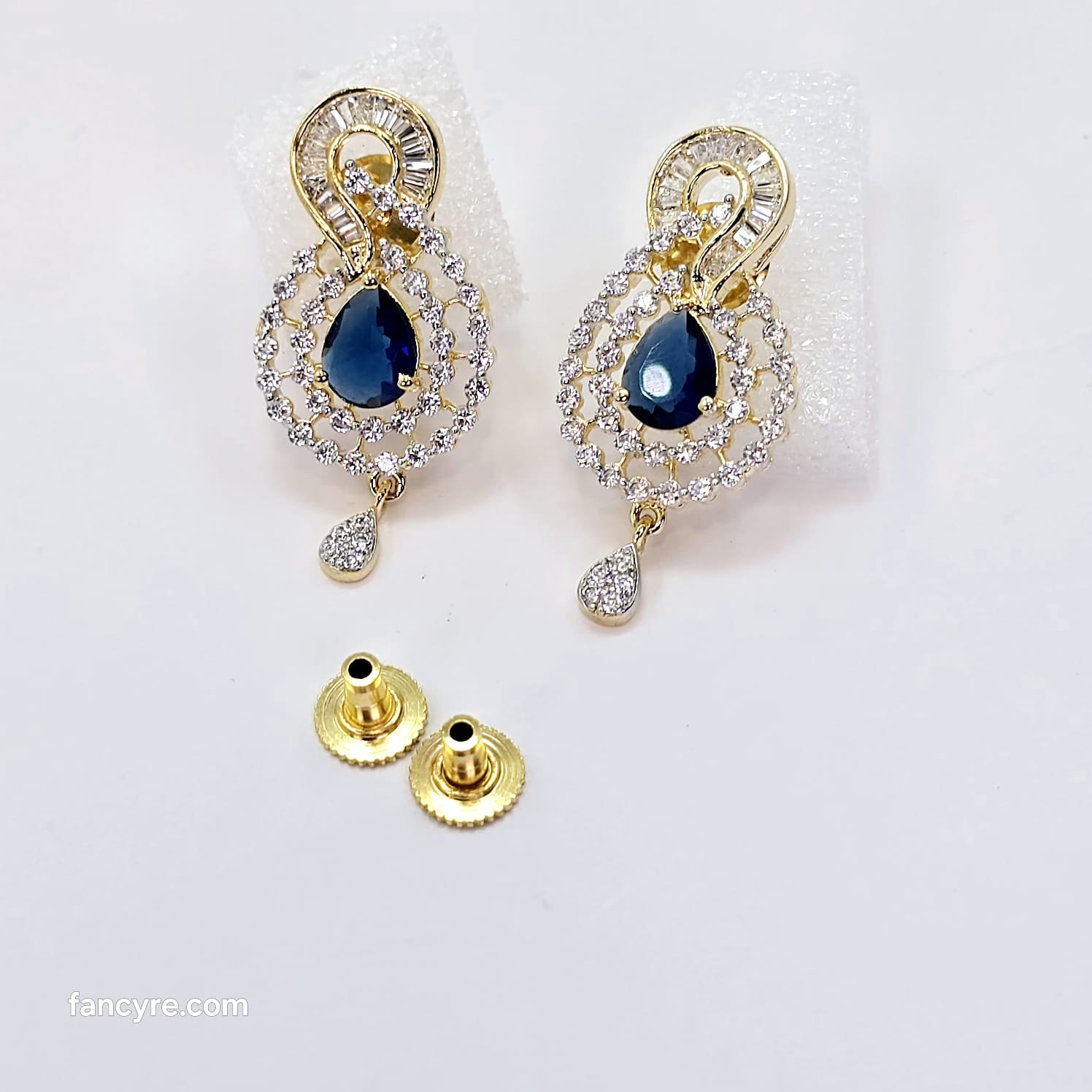 The Noel Yellowgold A.D Pendant Earring