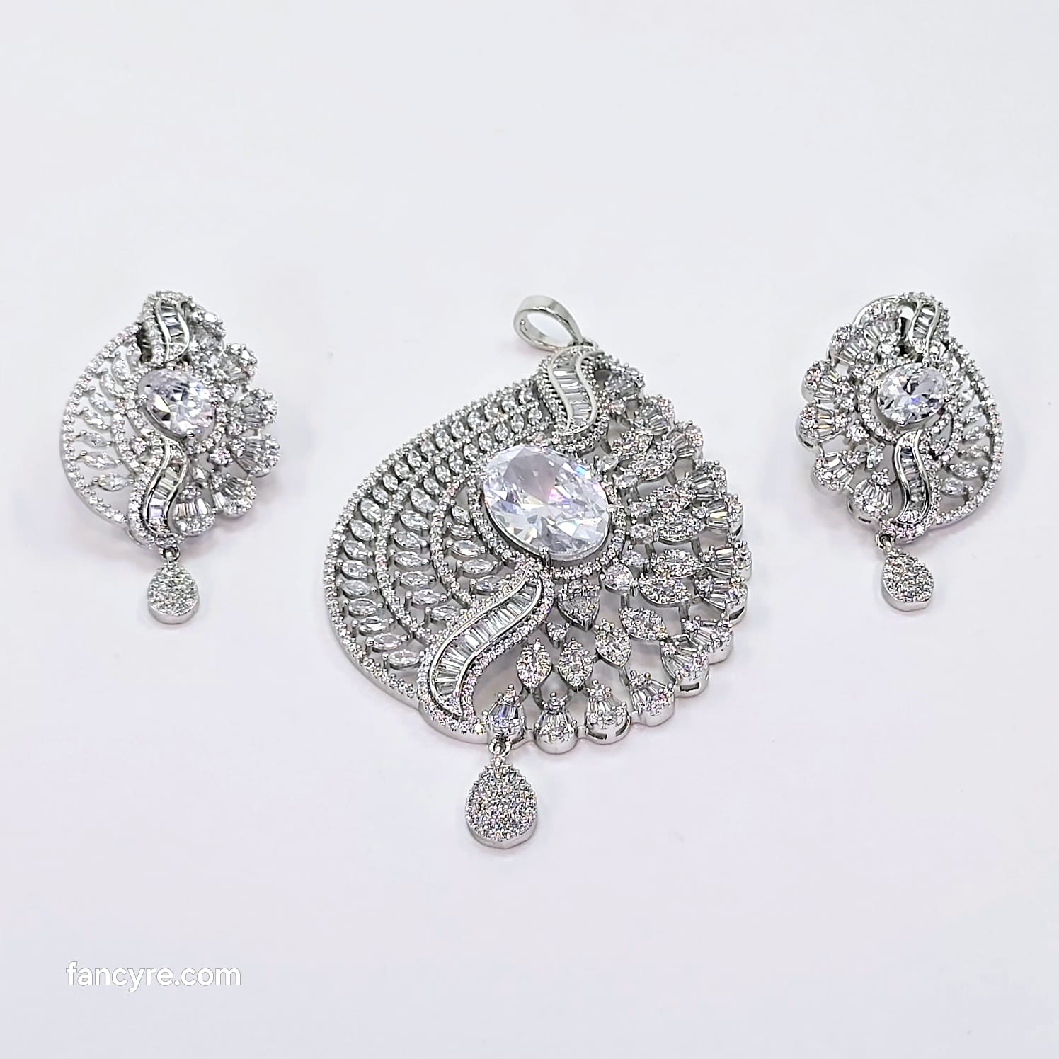 The Magnolia Whitegold A.D Pendant Earring