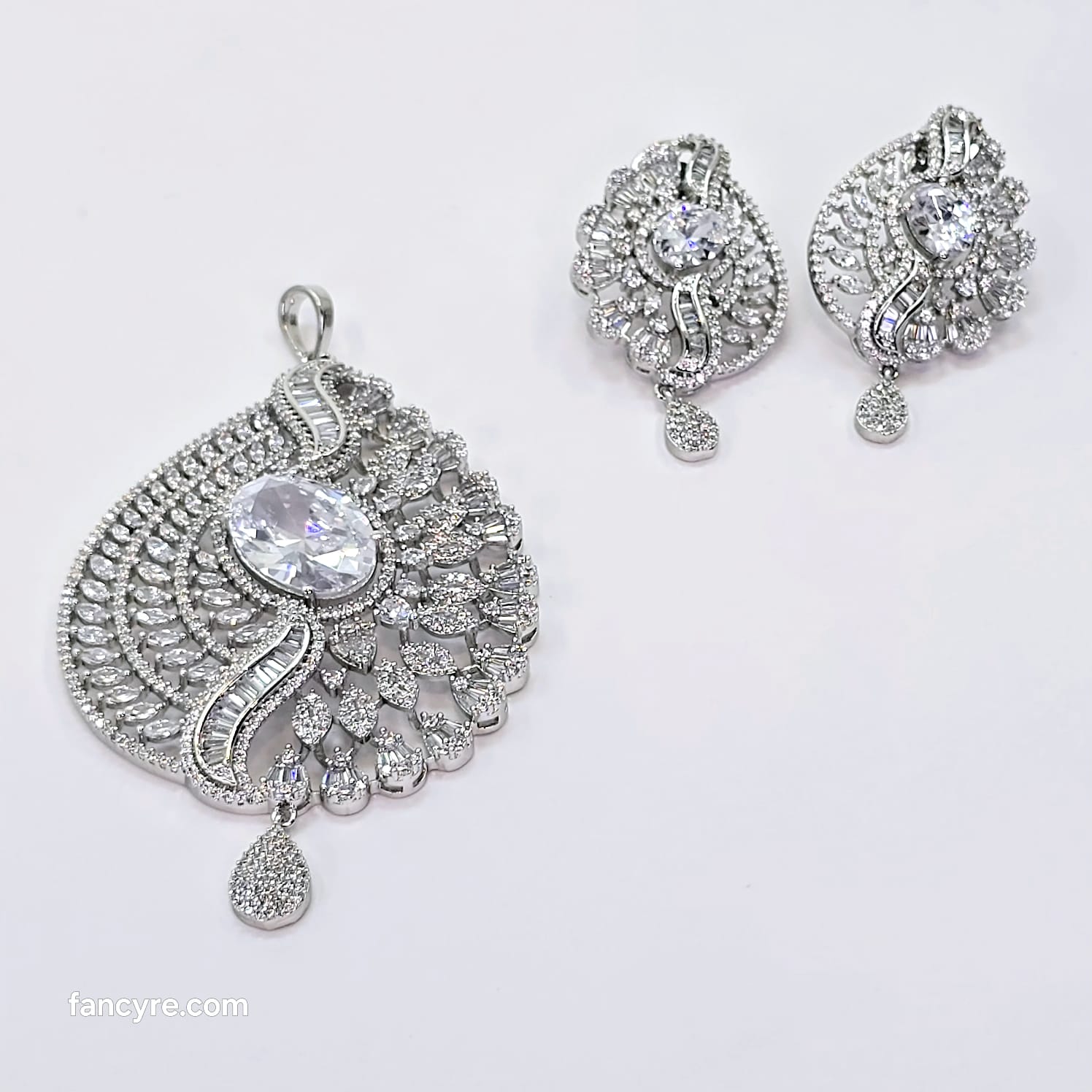 The Magnolia Whitegold A.D Pendant Earring