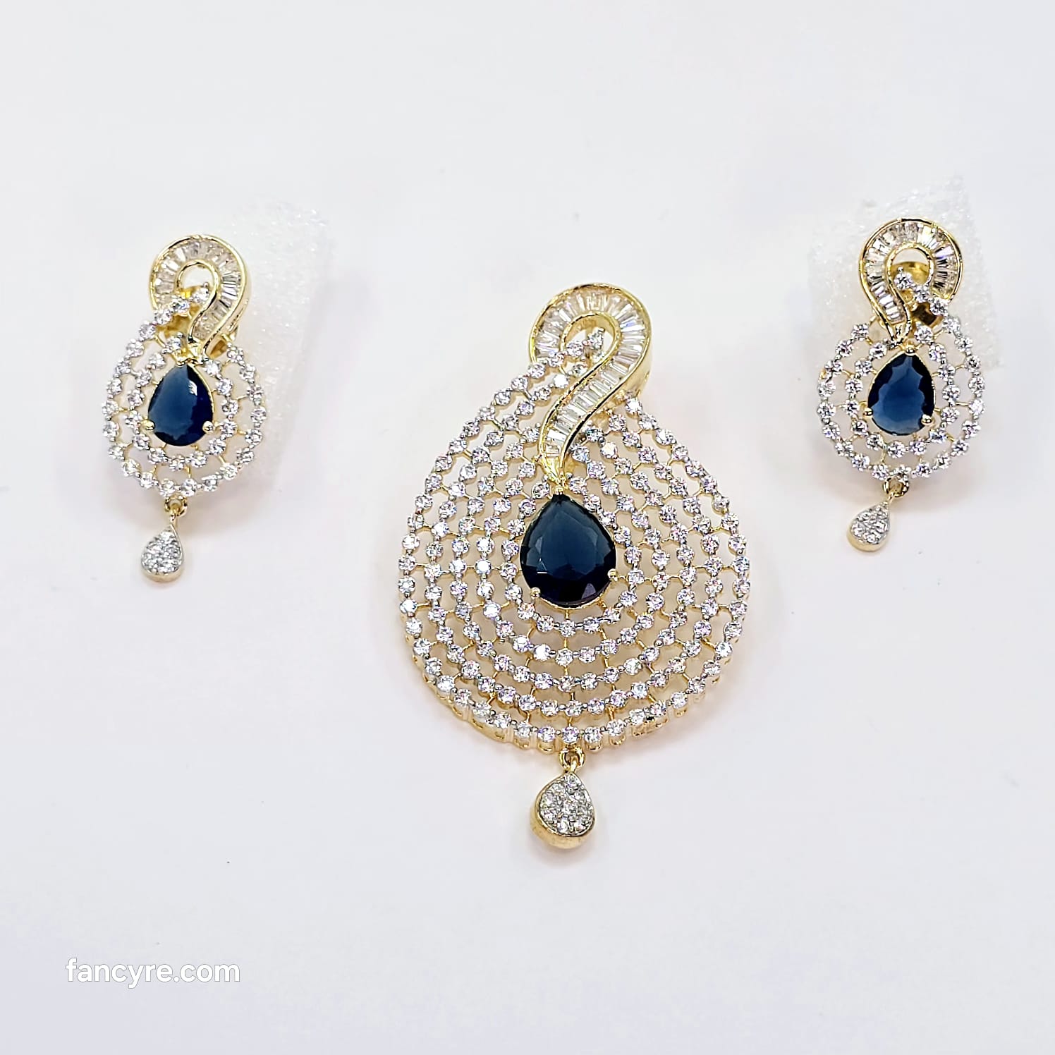 The Noel Yellowgold A.D Pendant Earring