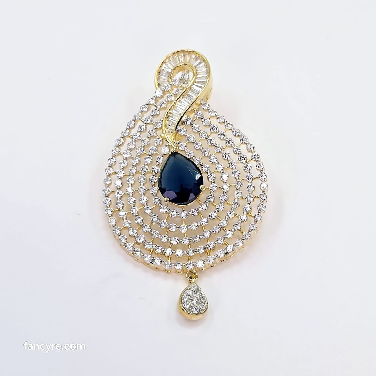 The Noel Yellowgold A.D Pendant Earring